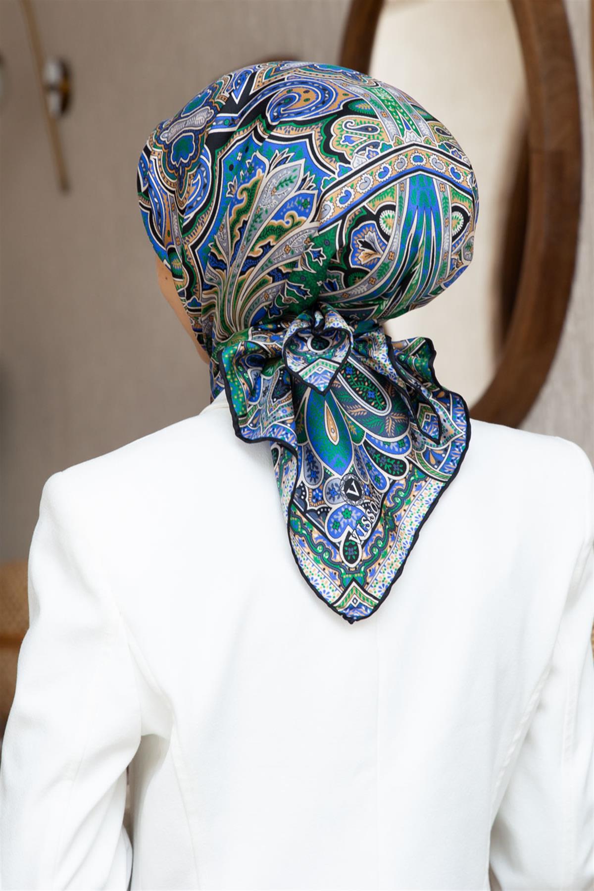 100% Twill İpek Etnik Desenli Saks - Zümrüt Yeşili Renkli 90x90 Dikim Şekli : El Dikişi Eşarp