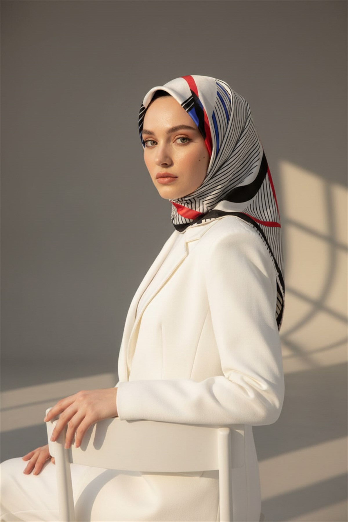 %100 Twill İpek Çizgili Geometrik Desenli Beyaz - Saks Renkli 90x90 Eşarp Dikim Şekli : El Dikişi