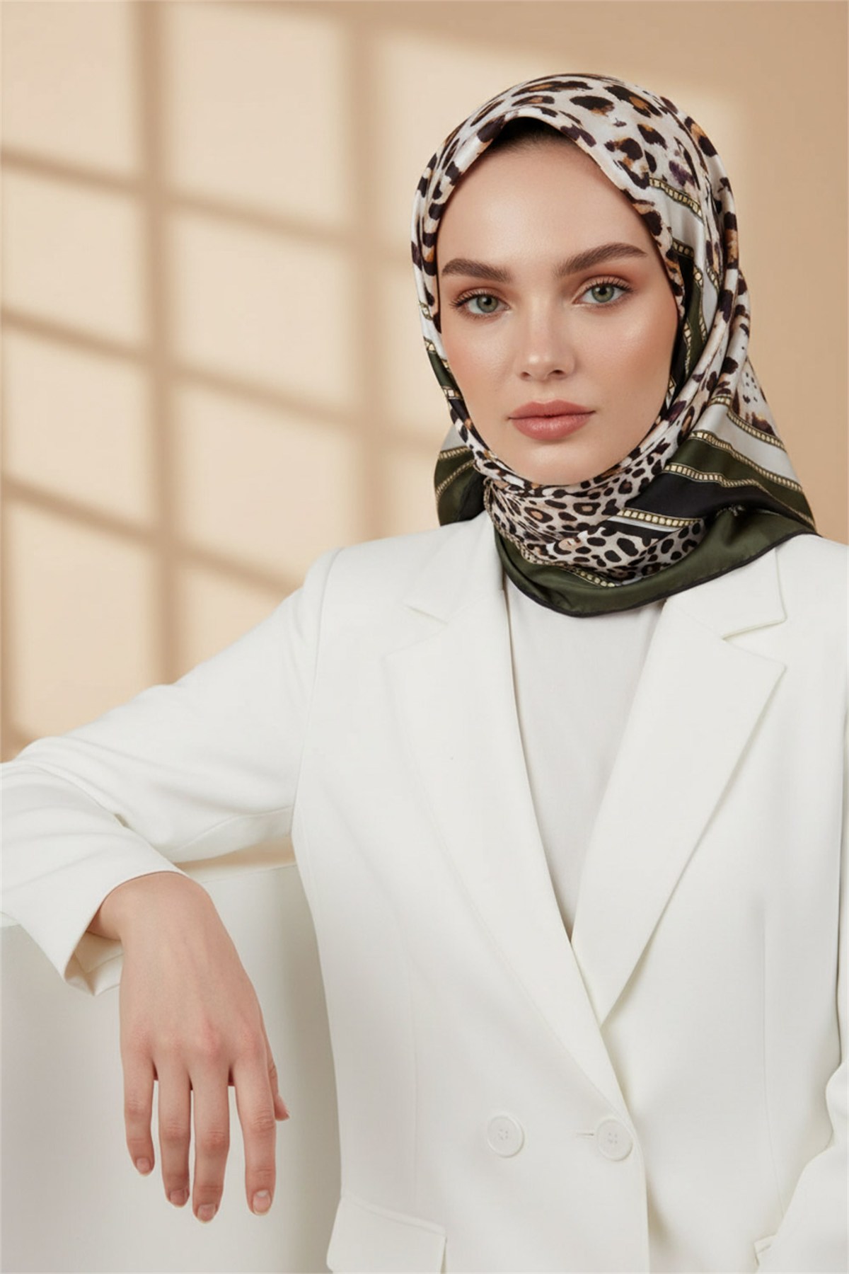 Twill Kemerli ve Leopar Desenli Zümrüt Yeşili Renkli 90x90 Eşarp (İpek İçermez) Dikim Şekli : El Dikişi