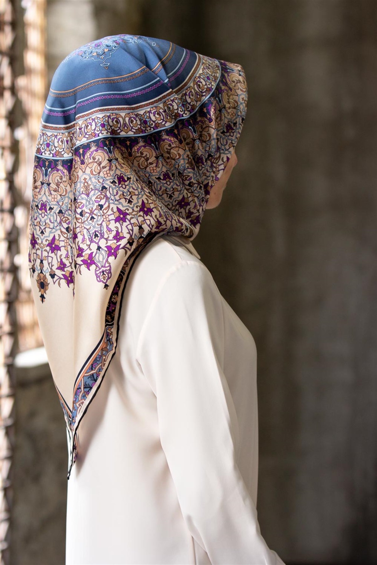 %100 Twill İpek Şal Desenli İndigo Renkli 90x90 Eşarp Dikim Şekli : El Dikişi