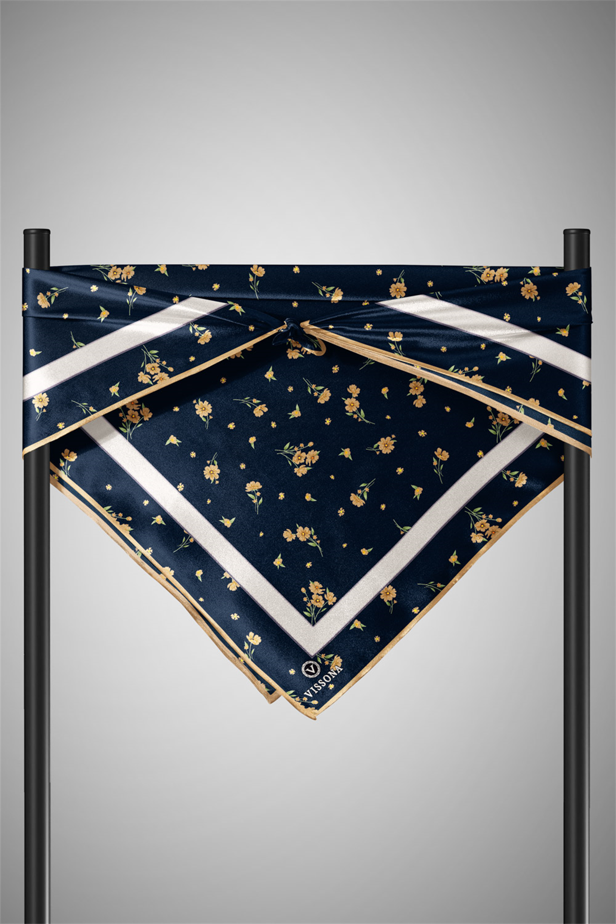 % 57 İPEK % 43 VİSKON Twill İpek Çıtır Çiçek Desenli Lacivert - Gold Renkli 90x90 Eşarp Dikim Şekli : El Dikişi