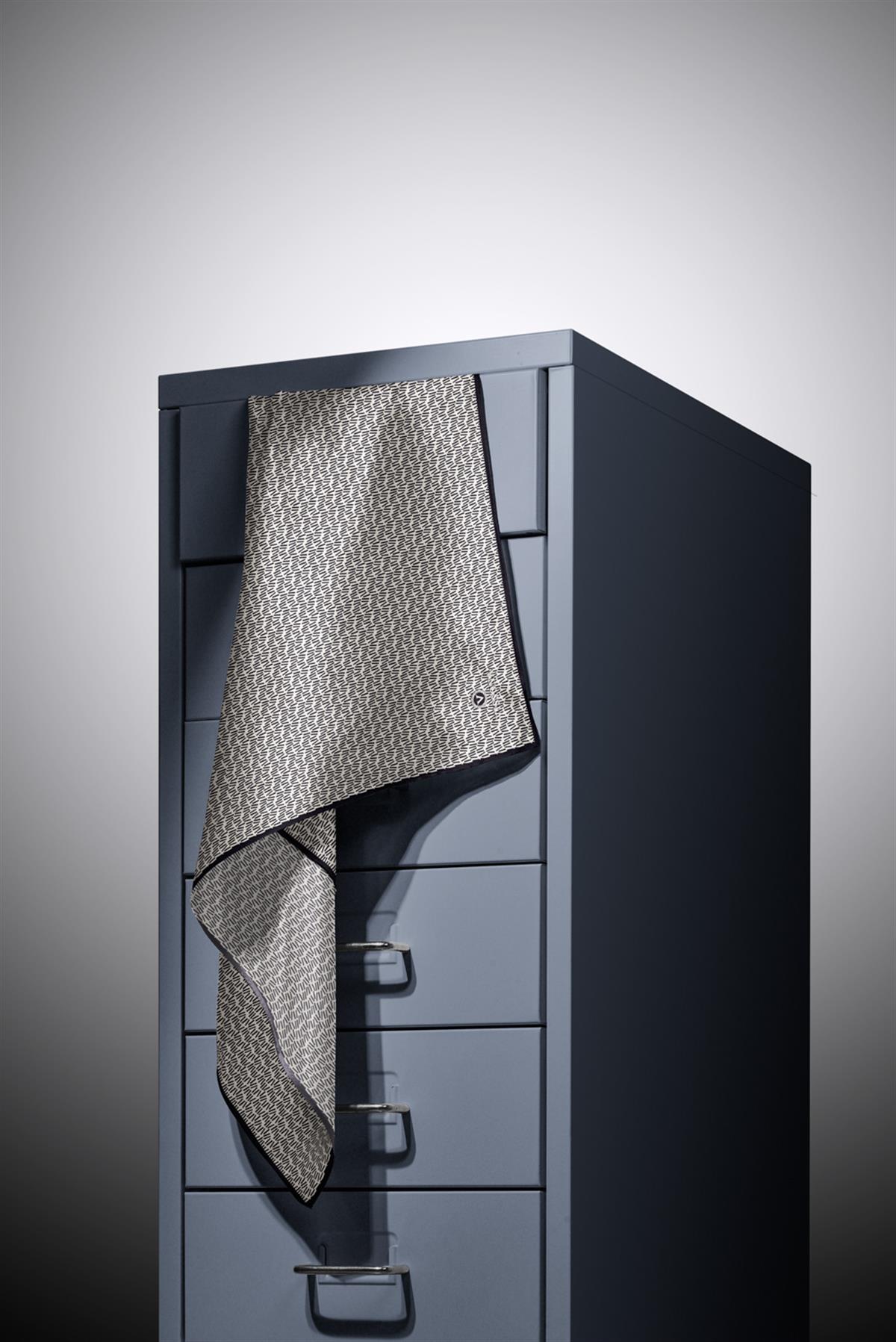 %100 Twill İpek Çizgi Desenli Krem - Siyah Renkli 90x90 Eşarp Dikim Şekli : El Dikişi