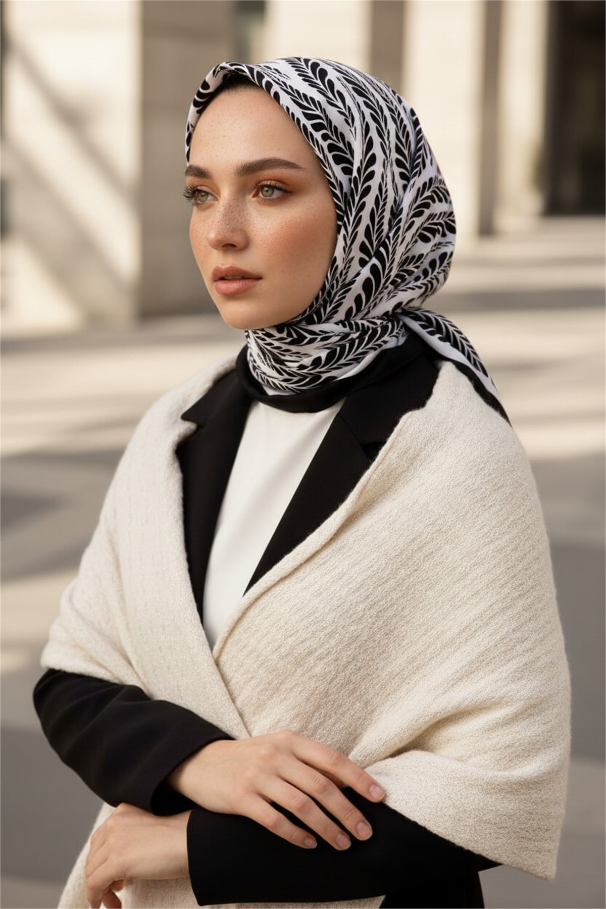 KREP GEOMETRİK DESENLİ SİYAH - BEYAZ RENKLİ 75X195 KIRIŞMAZ ŞAL