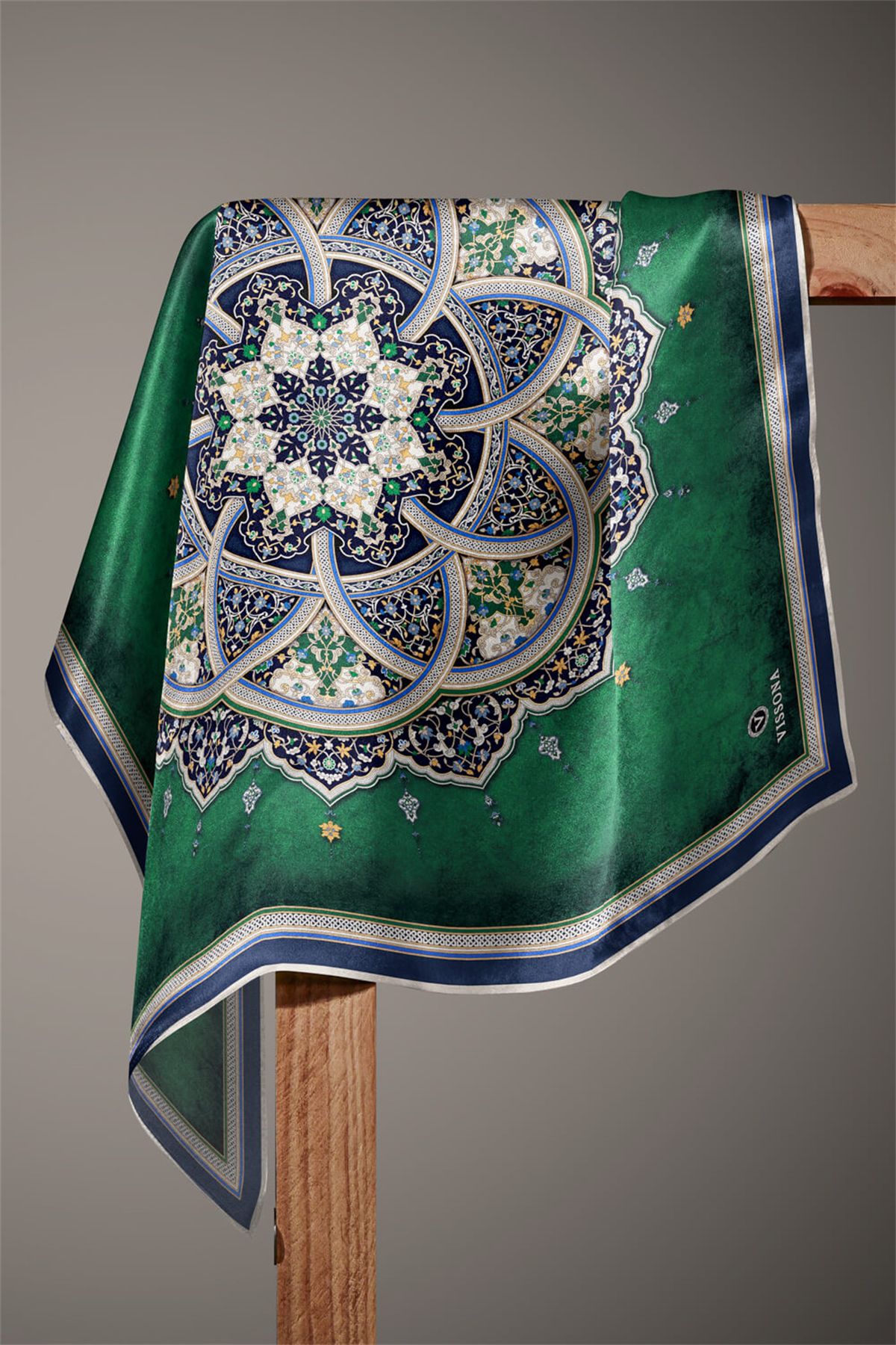 % 57 İPEK % 43 VİSKON Twill İpek Şal Desenli Zümrüt Yeşili - İndigo Renkli 90x90 Eşarp Dikim Şekli : El Dikişi