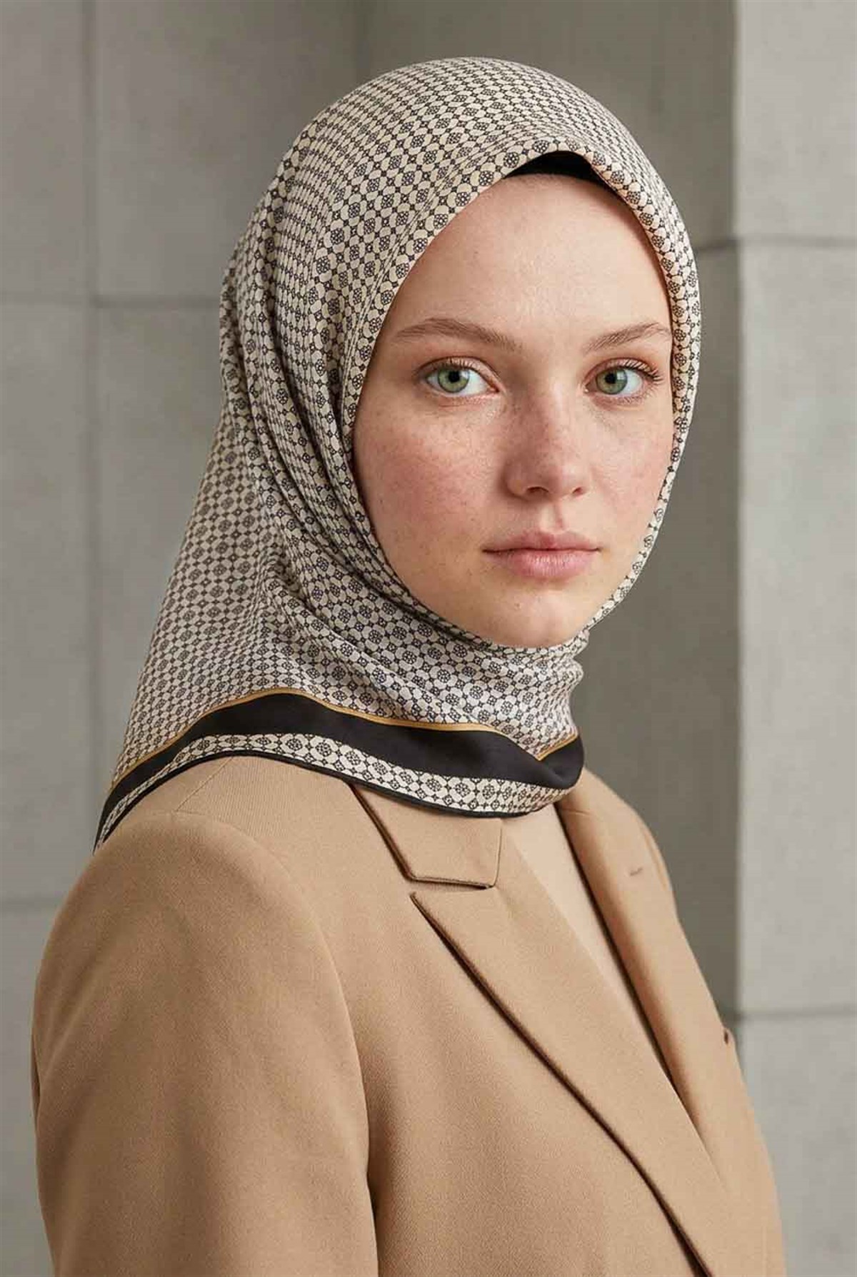 %100 Twill İpek Minik Motif Desenli Krem - Siyah Renkli 90x90 Eşarp Dikim Şekli : El Dikişi