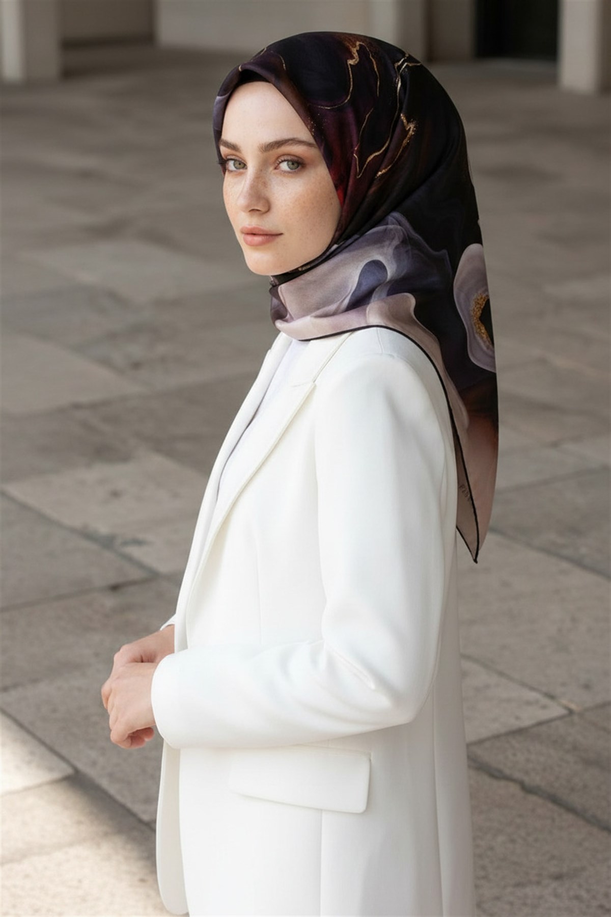 %100 Twill İpek Batik Desenli İndigo - Nar Çiçeği Renkli 90x90 Eşarp Dikim Şekli : El Dikişi