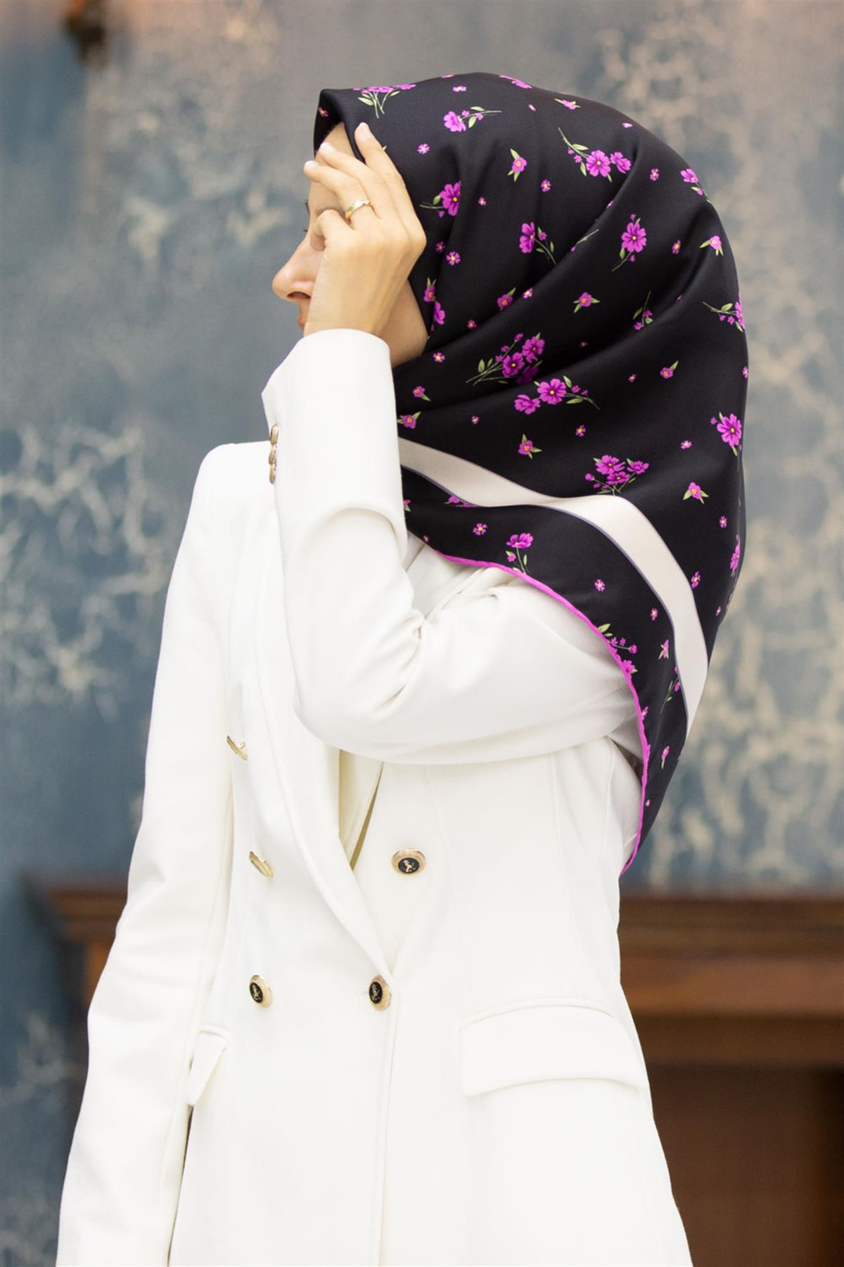 100% Twill İpek Bordürlü Çıtır Çiçek Desenli Siyah - Fuşya Renkli 90x90 Dikim Şekli : El Dikişi Eşarp