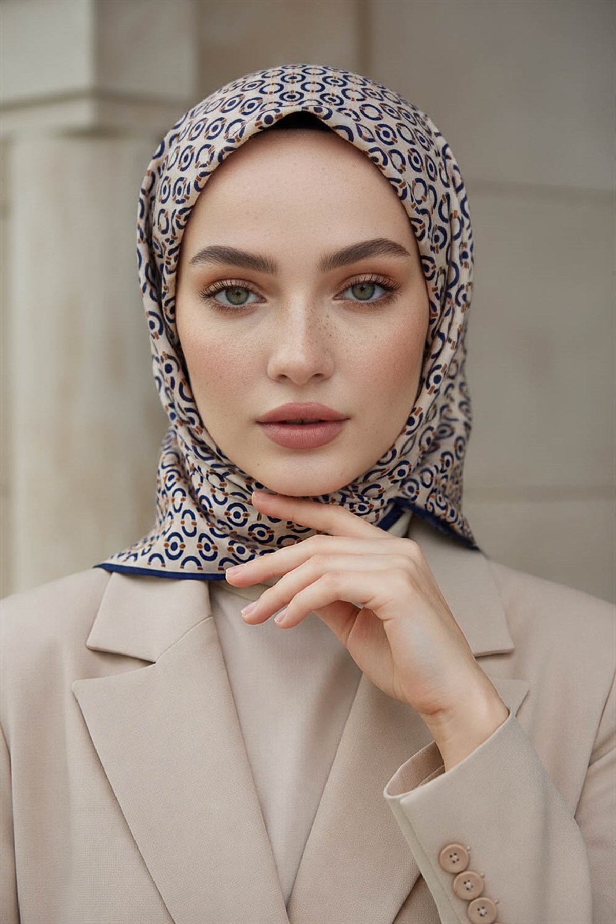 %100 Twill İpek Zincir Desenli Bej - Lacivert Renkli 90x90 Eşarp Kenar Dikiş Şekli El Dikişli