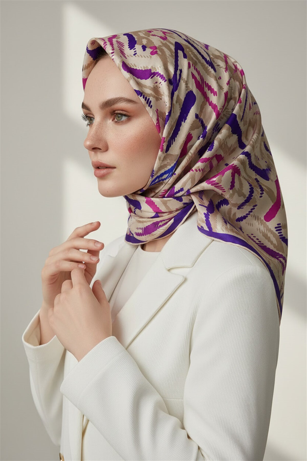 %100 Twill İpek Geometrik Desenli Mor - Fuşya Renkli 90x90 Eşarp Dikim Şekli : El Dikişi