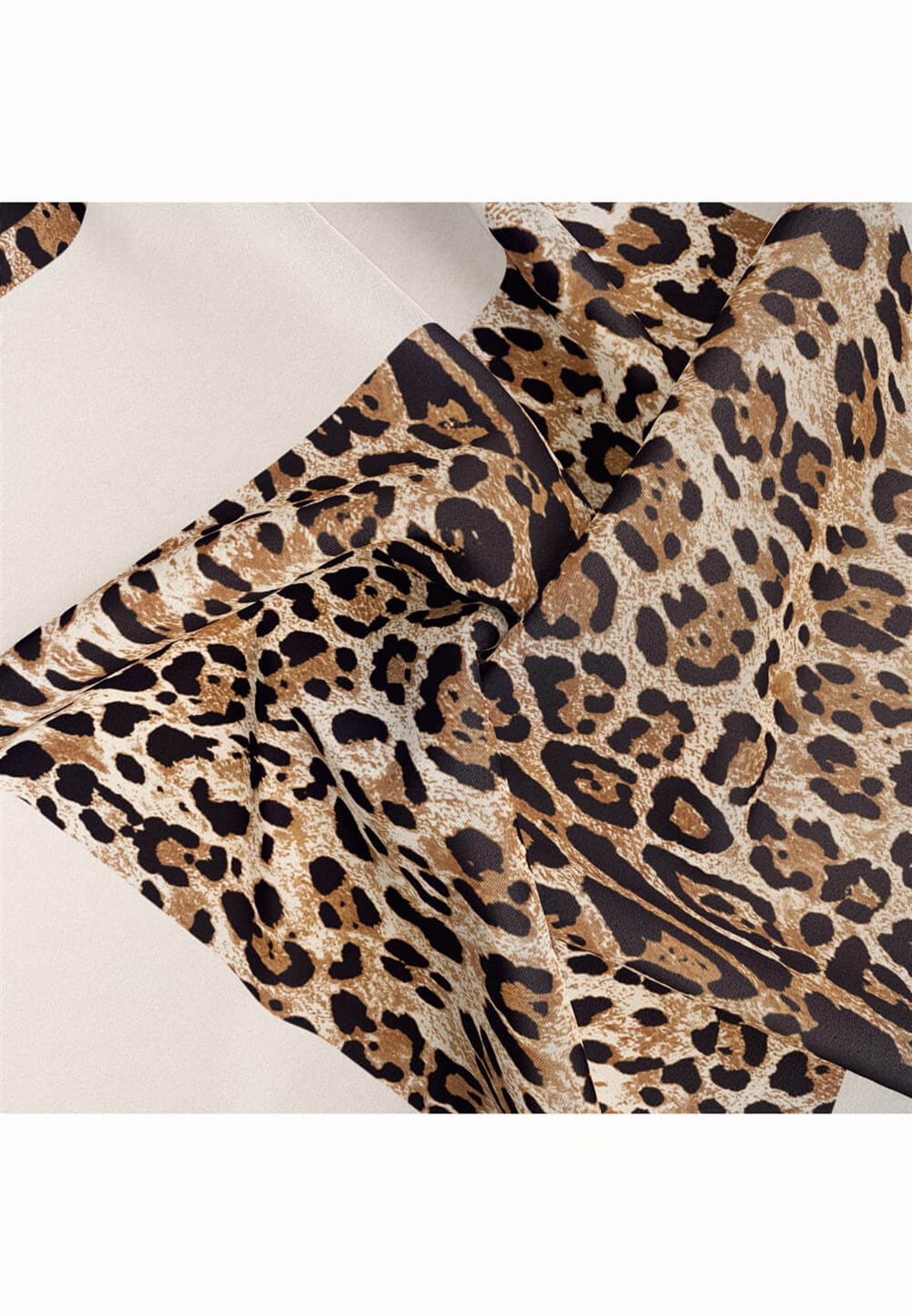 %100 Twill İpek Leopar Desenli Krem Renkli 90x90 Eşarp Dikim Şekli : El Dikişi