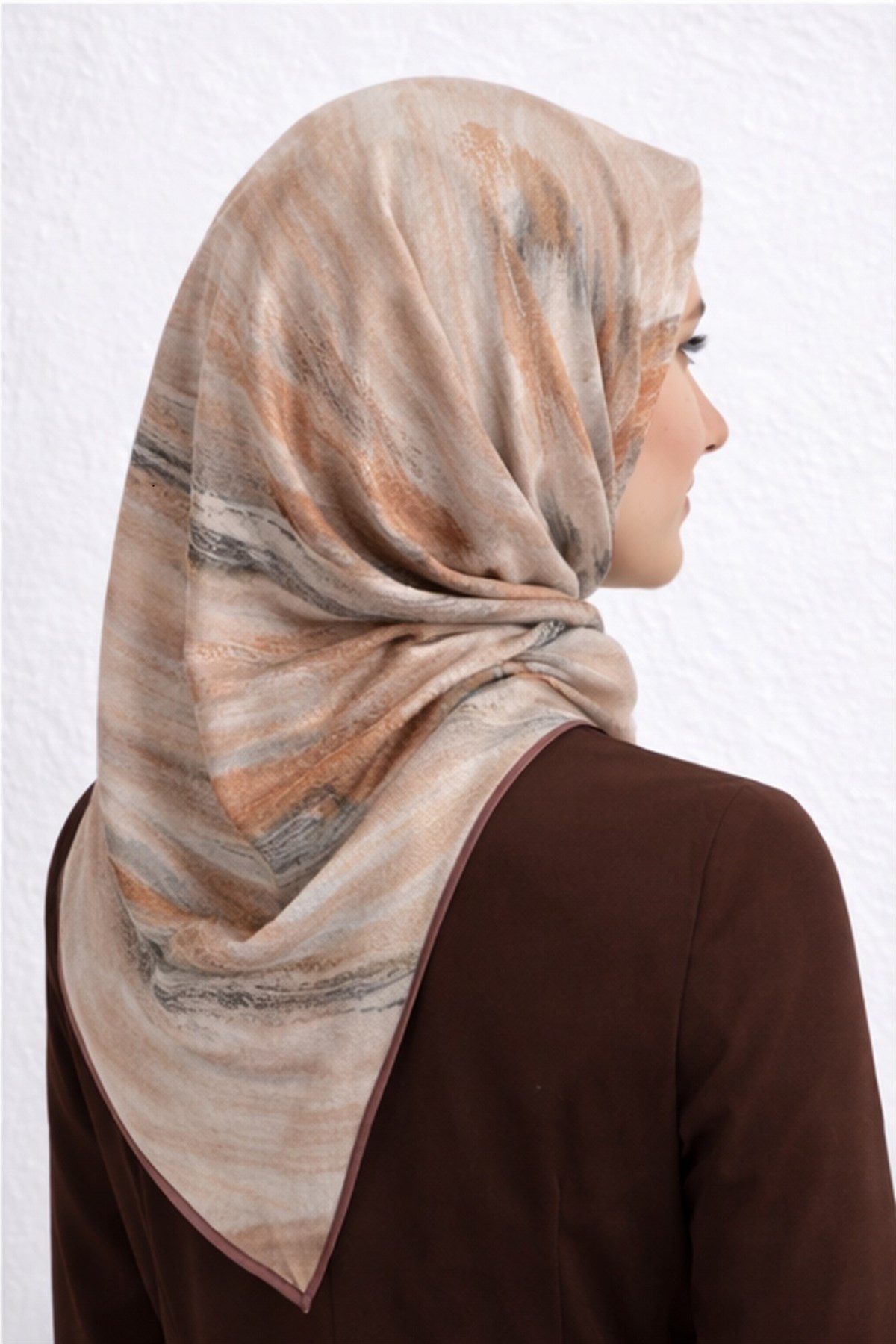 Rayon Fırça Darbesi Desenli Bej Renkli 90x90 Eşarp (İpek İçermez) Dikim Şekli : El Dikişi