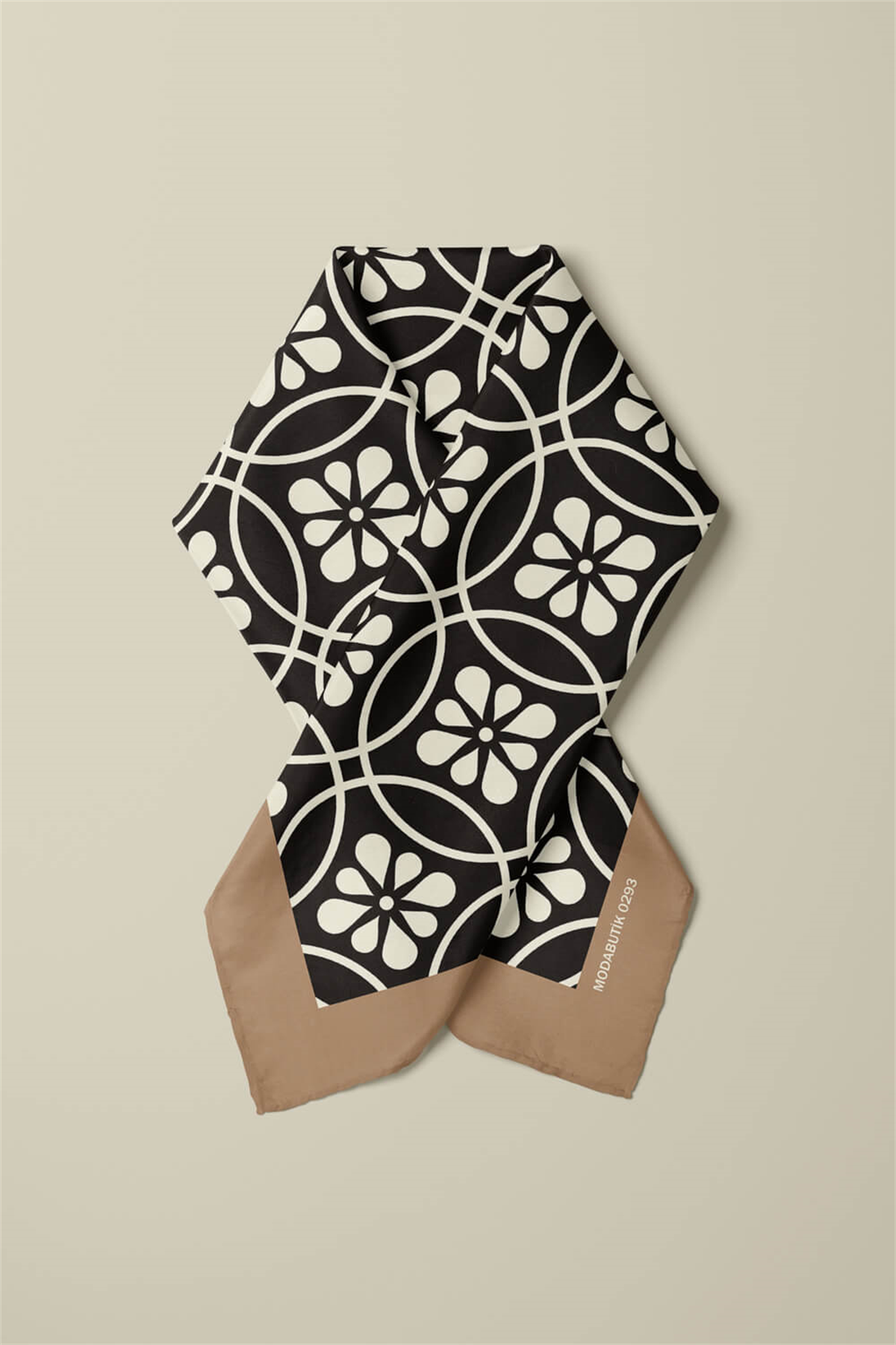 D104 Kadın Çiçek Desenli Bandana 50x50 Siyah Beyaz