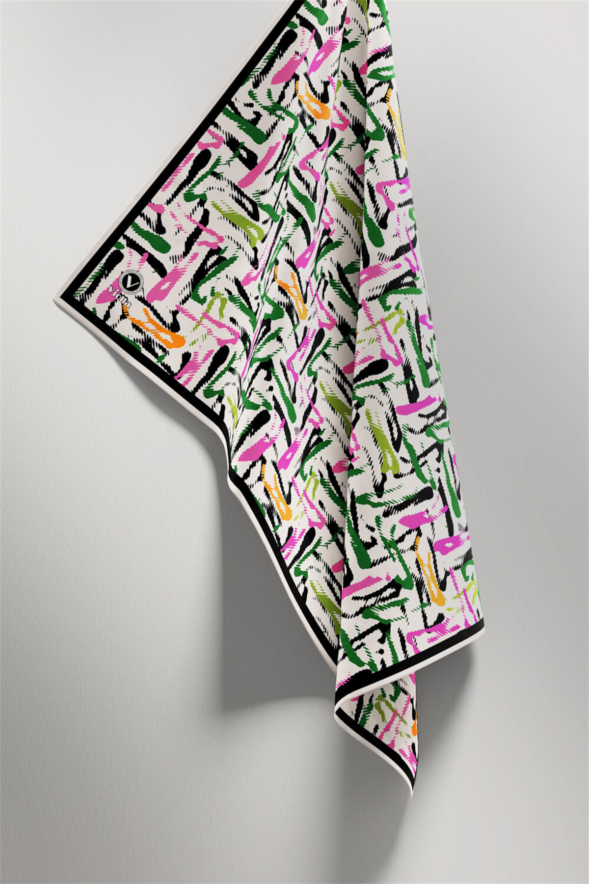 Twill Geometrik Desenli Pembe - Zümrüt Yeşili Renkli 90x90 Eşarp (İpek İçermez) Dikim Şekli : El Dikişi