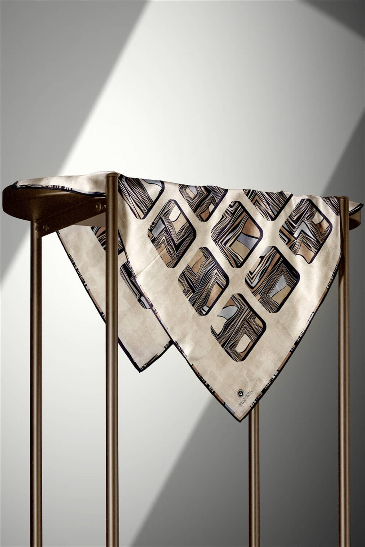 %100 Twill İpek Geometrik Kare Desenli Vizon - Gri Renkli 90x90 Eşarp Dikim Şekli : El Dikişi