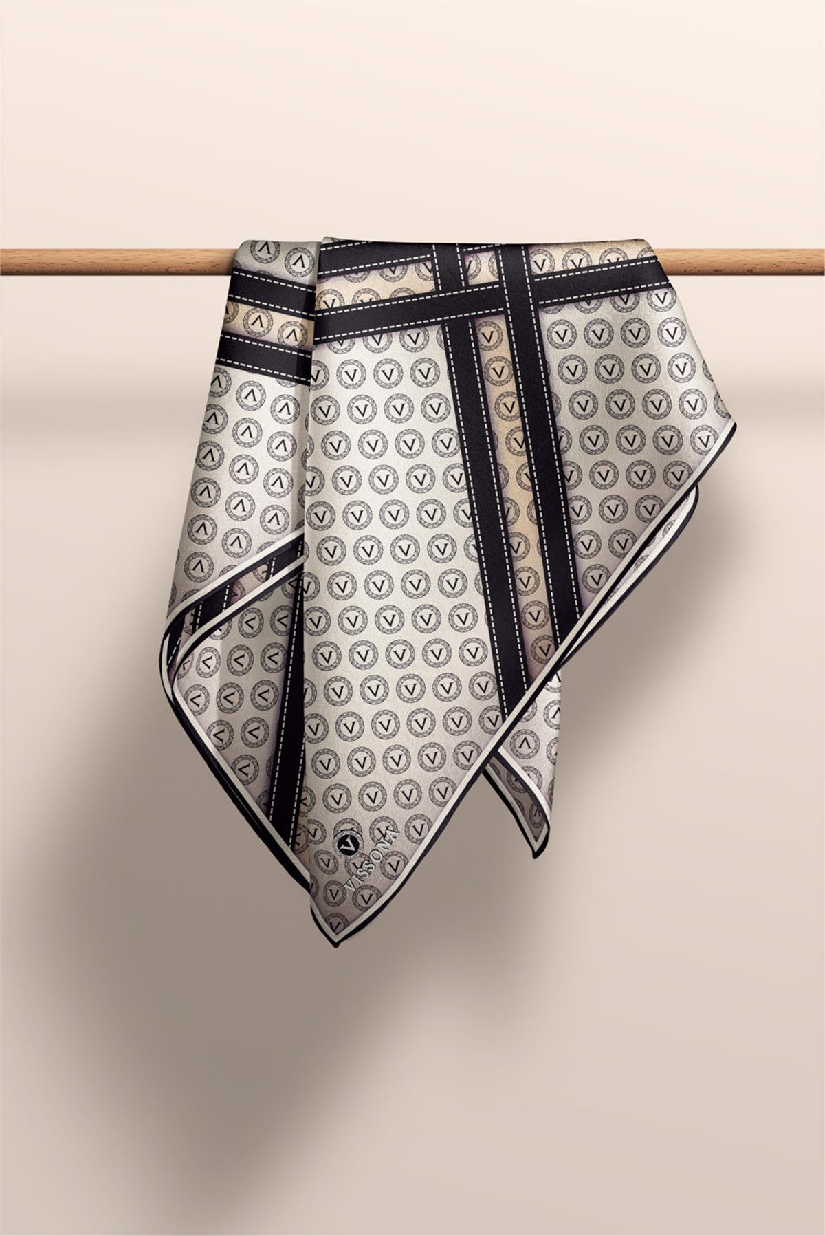 %100 Twill İpek Monogram ve Şerit Desenli Krem - Siyah Renkli 90x90 Eşarp Dikim Şekli : El Dikişi