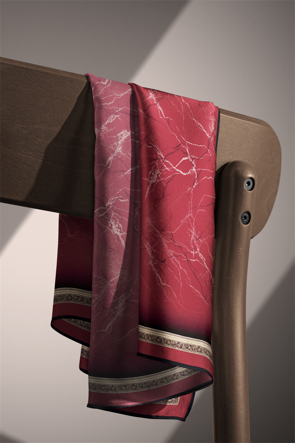 % 57 İPEK % 43 VİSKON Twill İpek Mermer Desenli Bordo Renkli 90x90 Eşarp Dikim Şekli : El Dikişi
