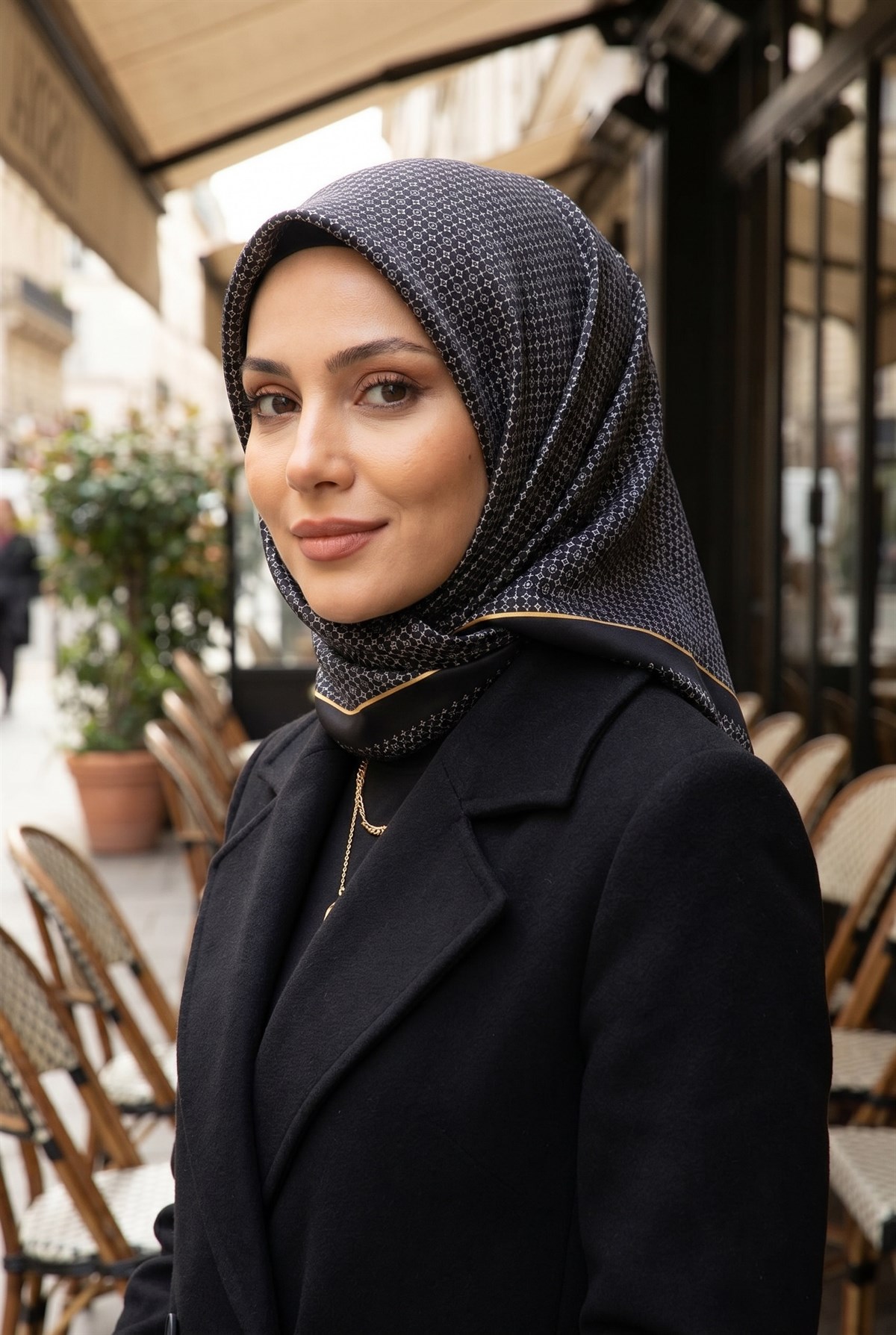 %100 Twill İpek Minik Motif Desenli Siyah - Siyah Renkli 90x90 Eşarp Dikim Şekli : El Dikişi