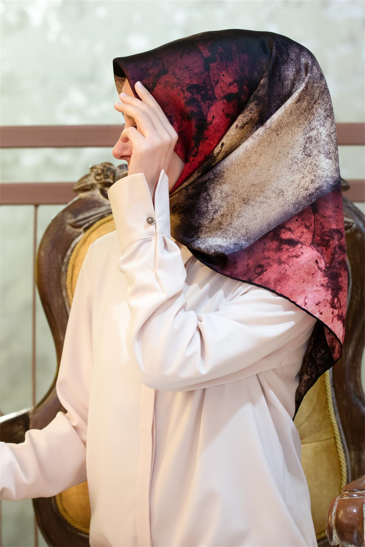 % 57 İPEK % 43 VİSKON Twill İpek Dokulu Ve Geometrik Desenli Bordo - Bej Renkli 90x90 Eşarp Dikim Şekli : El Dikişi