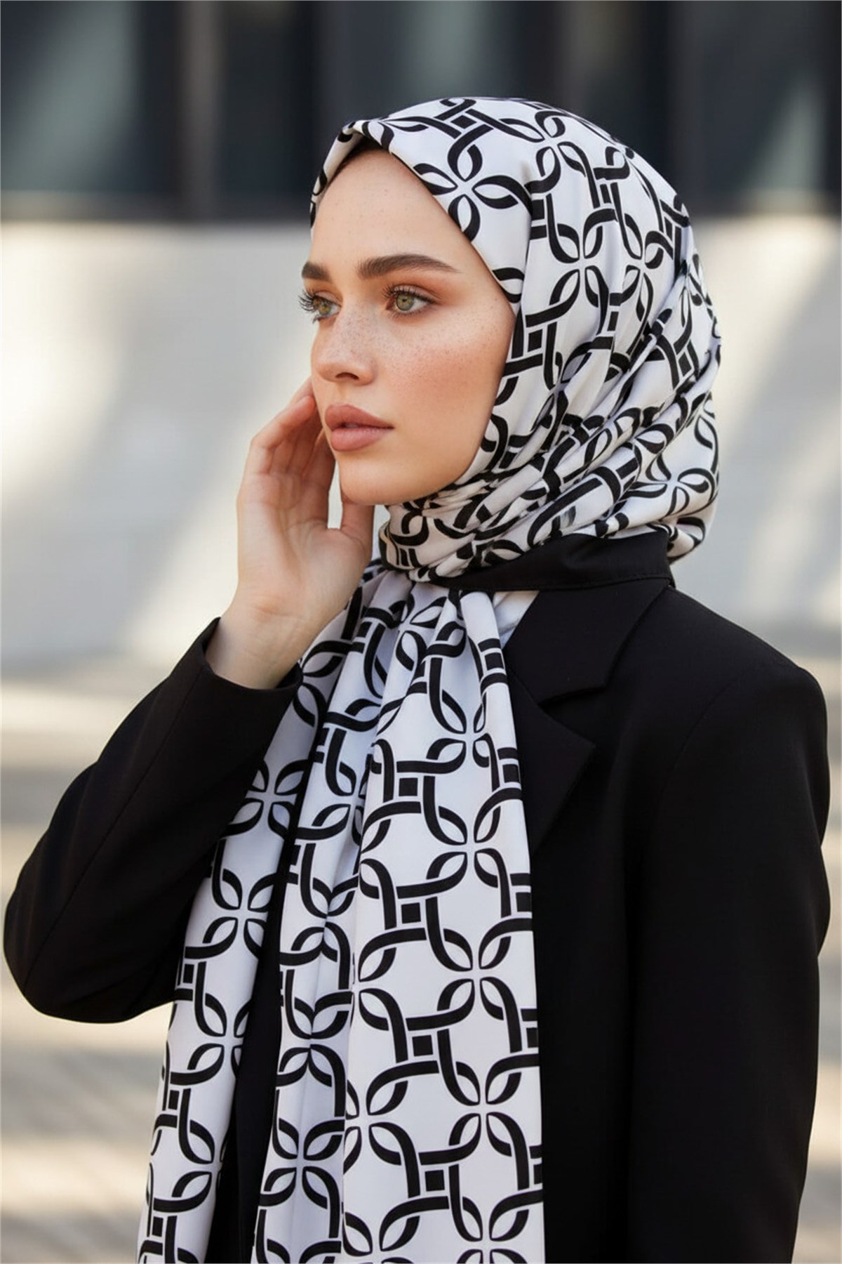 KREP GEOMETRİK DESENLİ SİYAH - BEYAZ RENKLİ 75X195 KIRIŞMAZ ŞAL