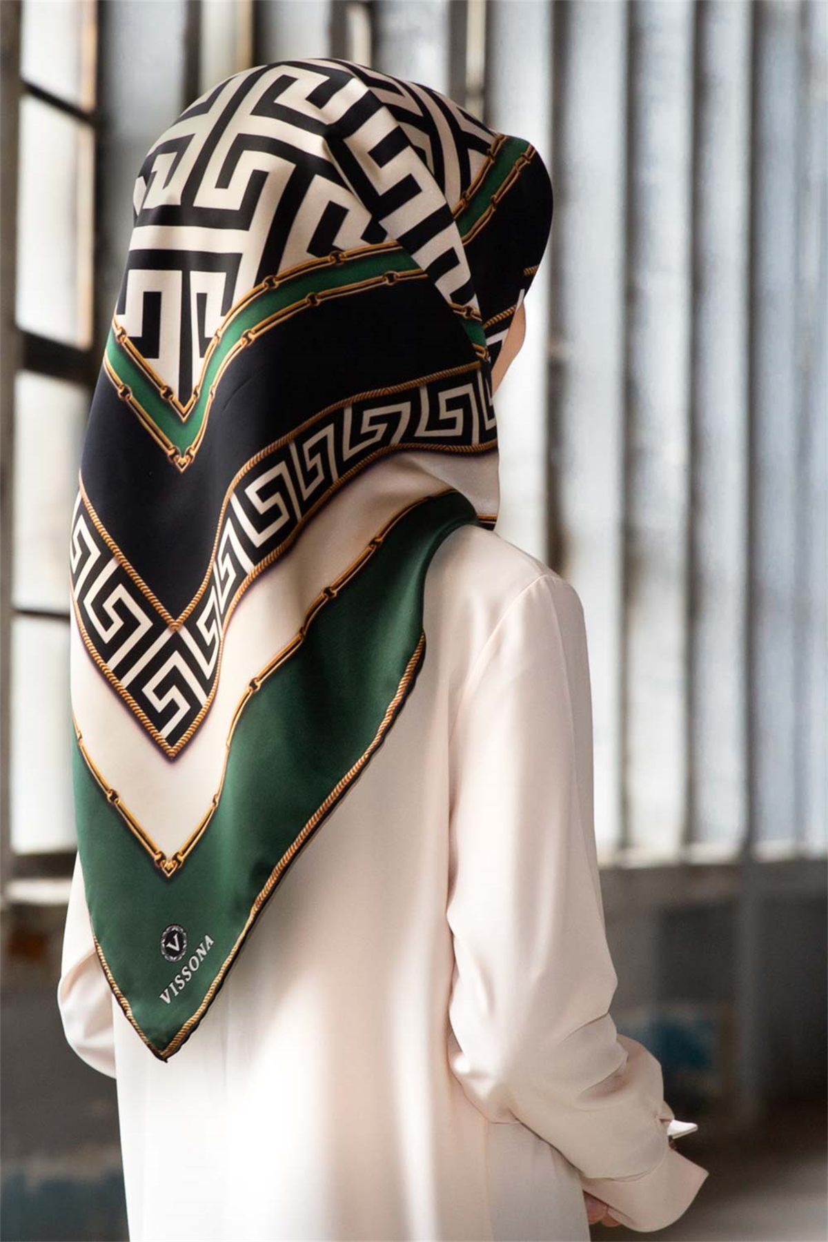 %100 Twill İpek Labirent Ve Geometrik Desenli Zümrüt Yeşili - Siyah Renkli 90x90 Eşarp Dikim Şekli : El Dikişi