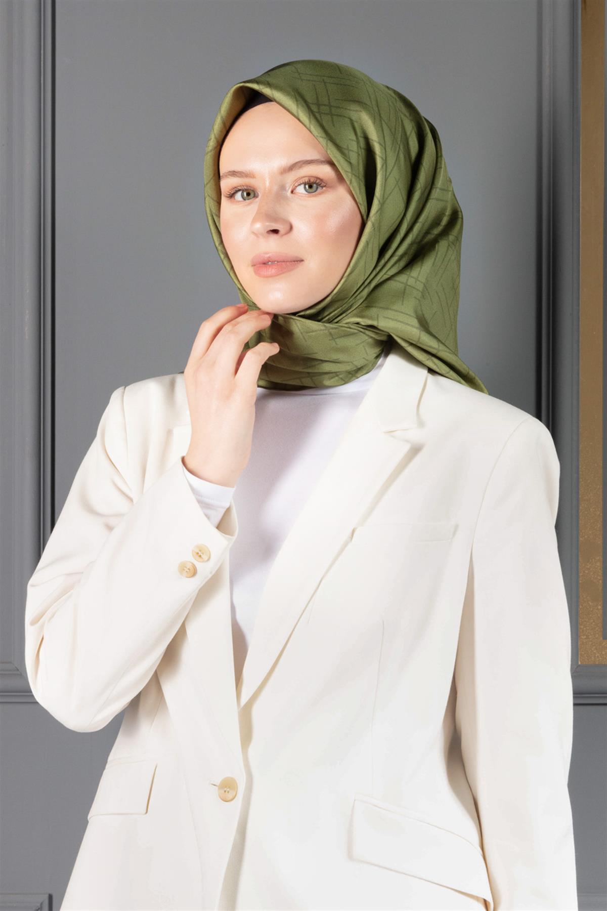 %100 Twill İpek Çizgi Desenli Fıstık Yeşili Renkli 90x90 Eşarp Dikim Şekli : El Dikişi