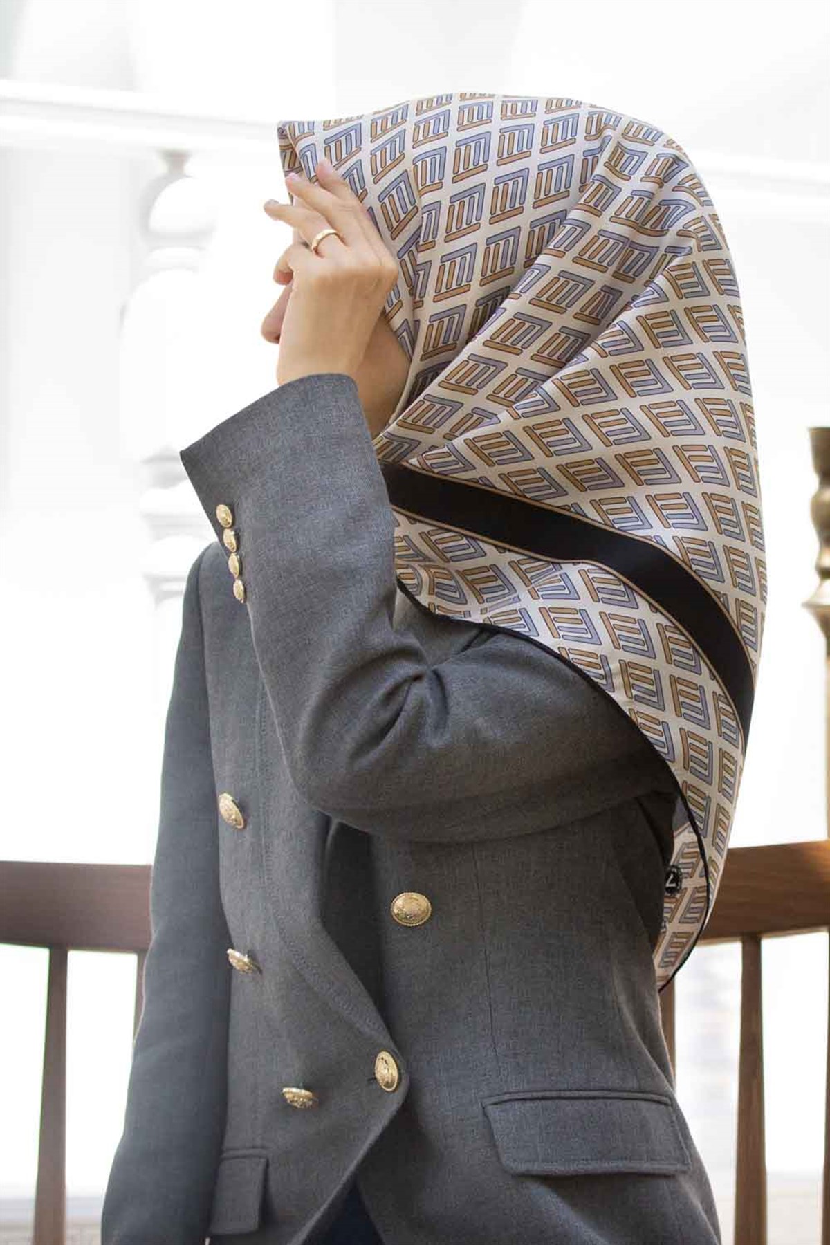 % 57 İPEK % 43 VİSKON Twill İpek Geometrik Desenli Gri - Bej Renkli 90x90 Eşarp Dikim Şekli : El Dikişi