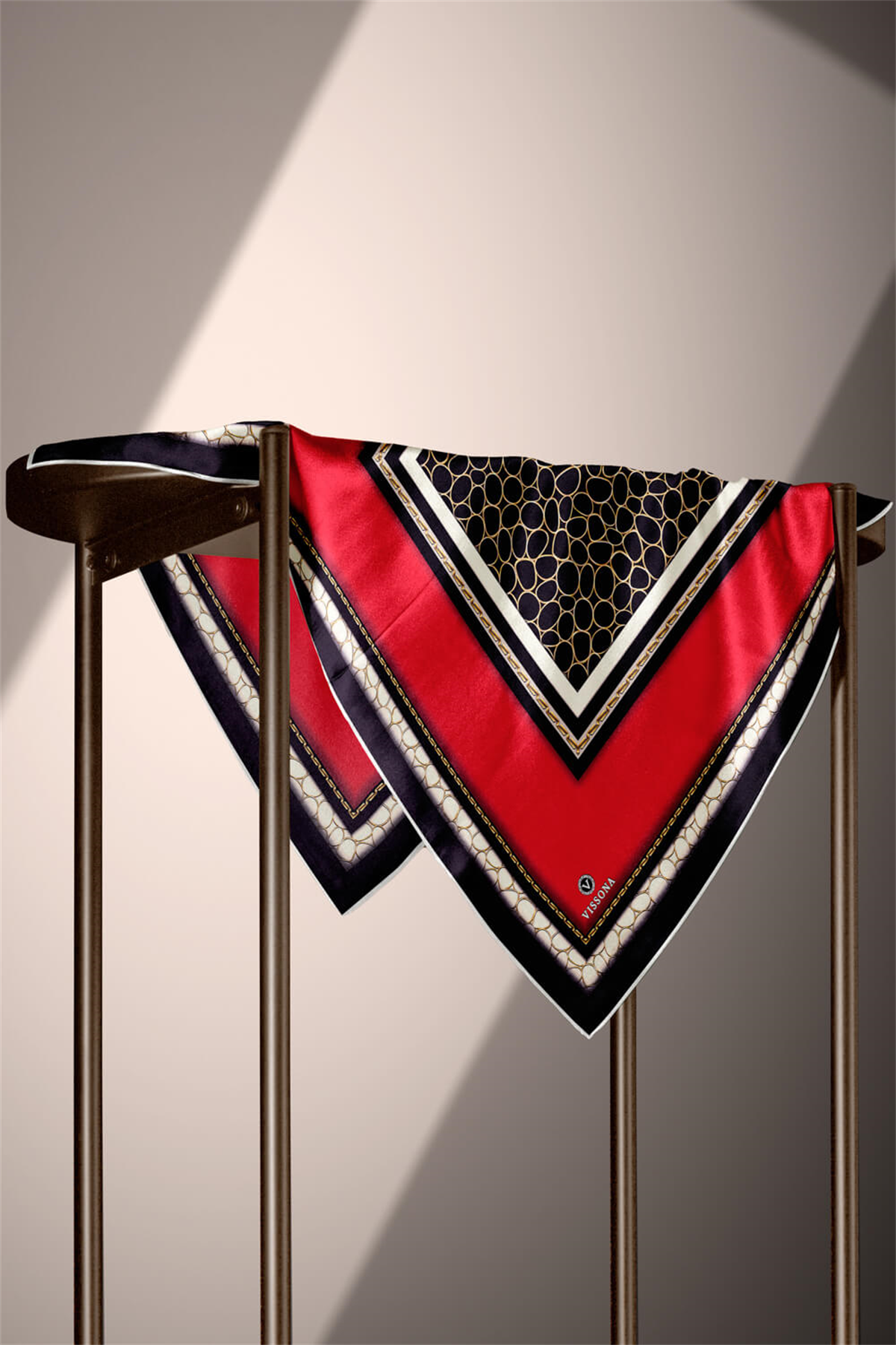 % 57 İPEK % 43 VİSKON Twill İpek Gold Halka Desenli Kırmızı - Siyah Renkli 90x90 Eşarp Dikim Şekli : El Dikişi