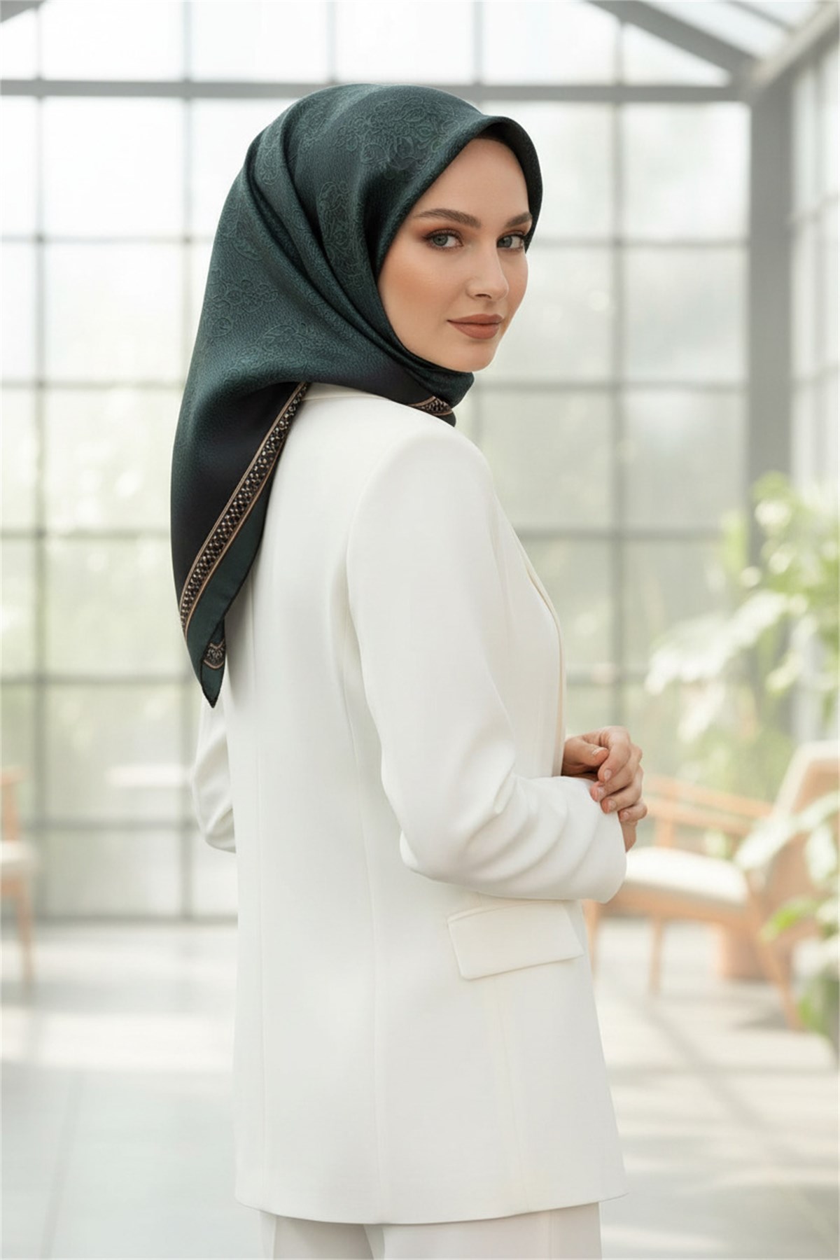 %100 Twill İpek Eşarp 90x90 Zümrüt Yeşili Barok Desenli El Dikişli Kadın Eşarp