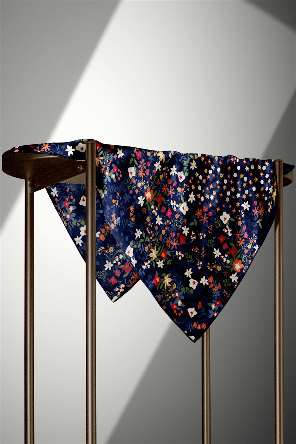 %100 Twill İpek Çıtır Çiçek Desenli Lacivert - Kırmızı Renkli 90x90 Eşarp Dikim Şekli : El Dikişi