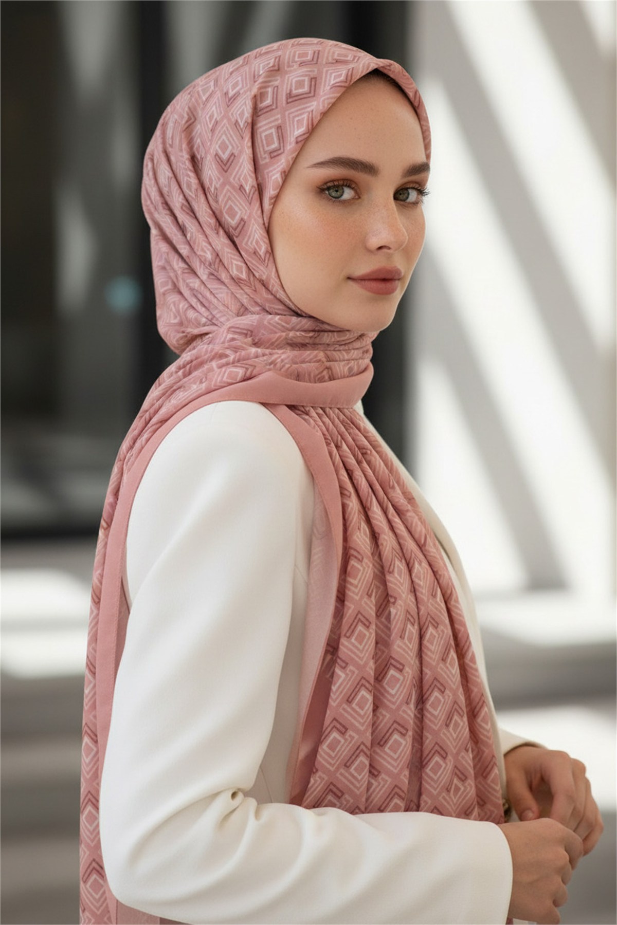 KREP MİNİ MOTİF DESENLİ PUDRA RENKLİ 75X195 KIRIŞMAZ ŞAL