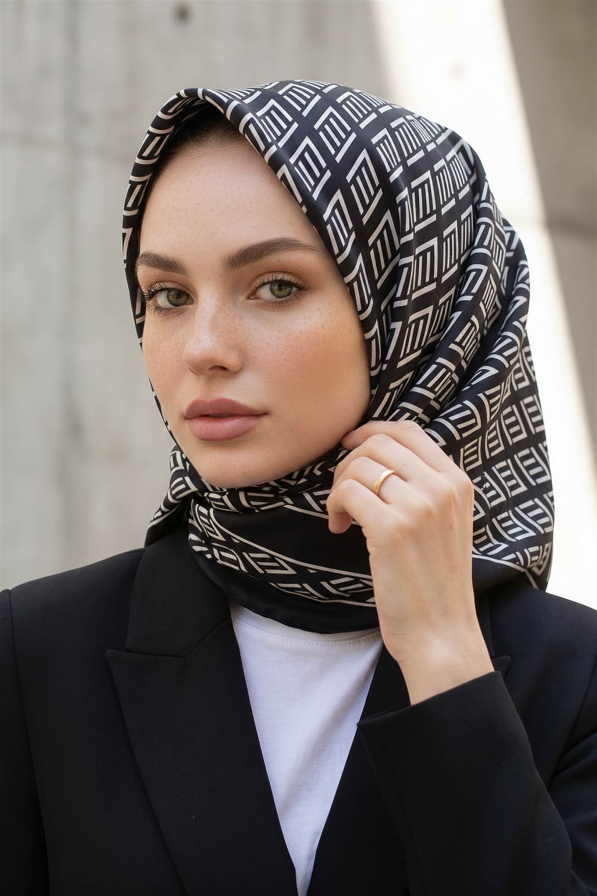 %100 Twill İpek Geometrik Desenli Siyah - Krem Renkli 90x90 Eşarp Dikim Şekli : El Dikişi