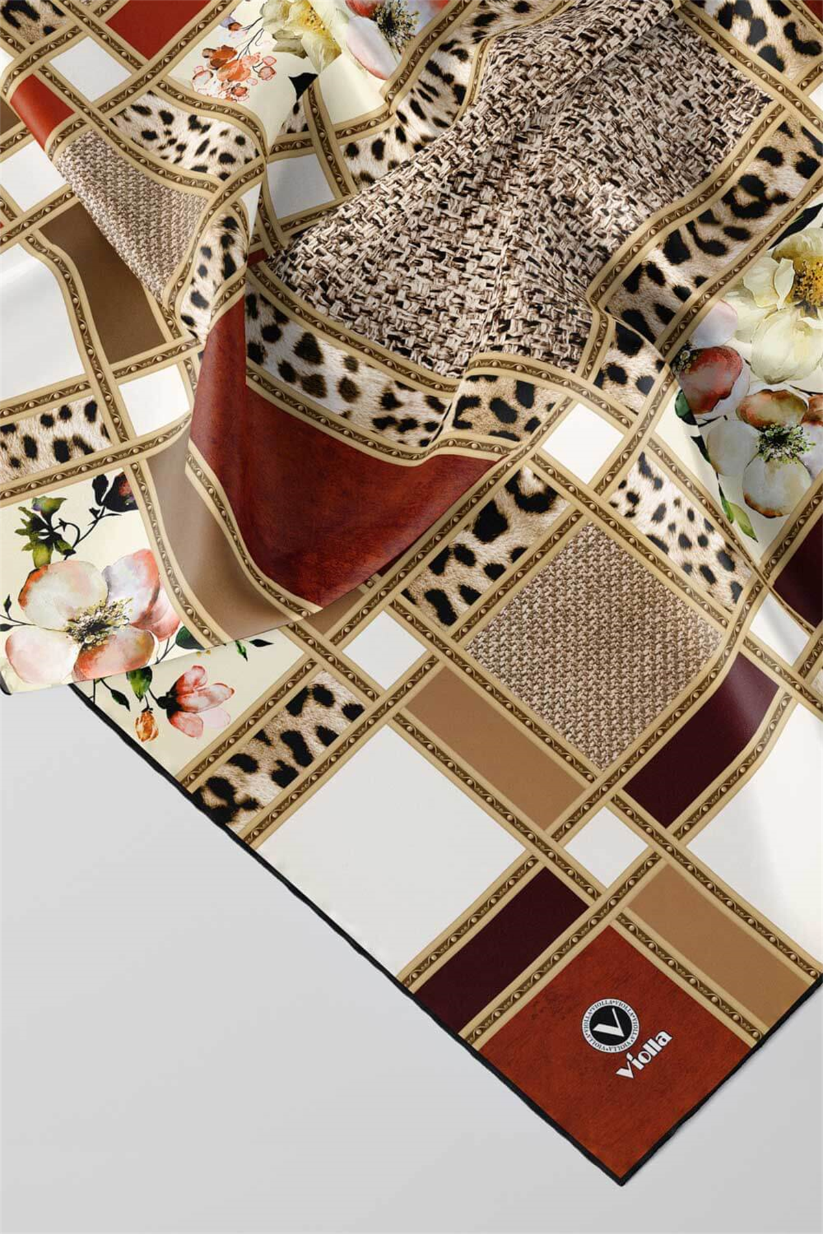 Twill Leopar ve Çiçek Desenli Taba - Bej Renkli 90x90 Eşarp (İpek İçermez) Dikim Şekli : El Dikişi