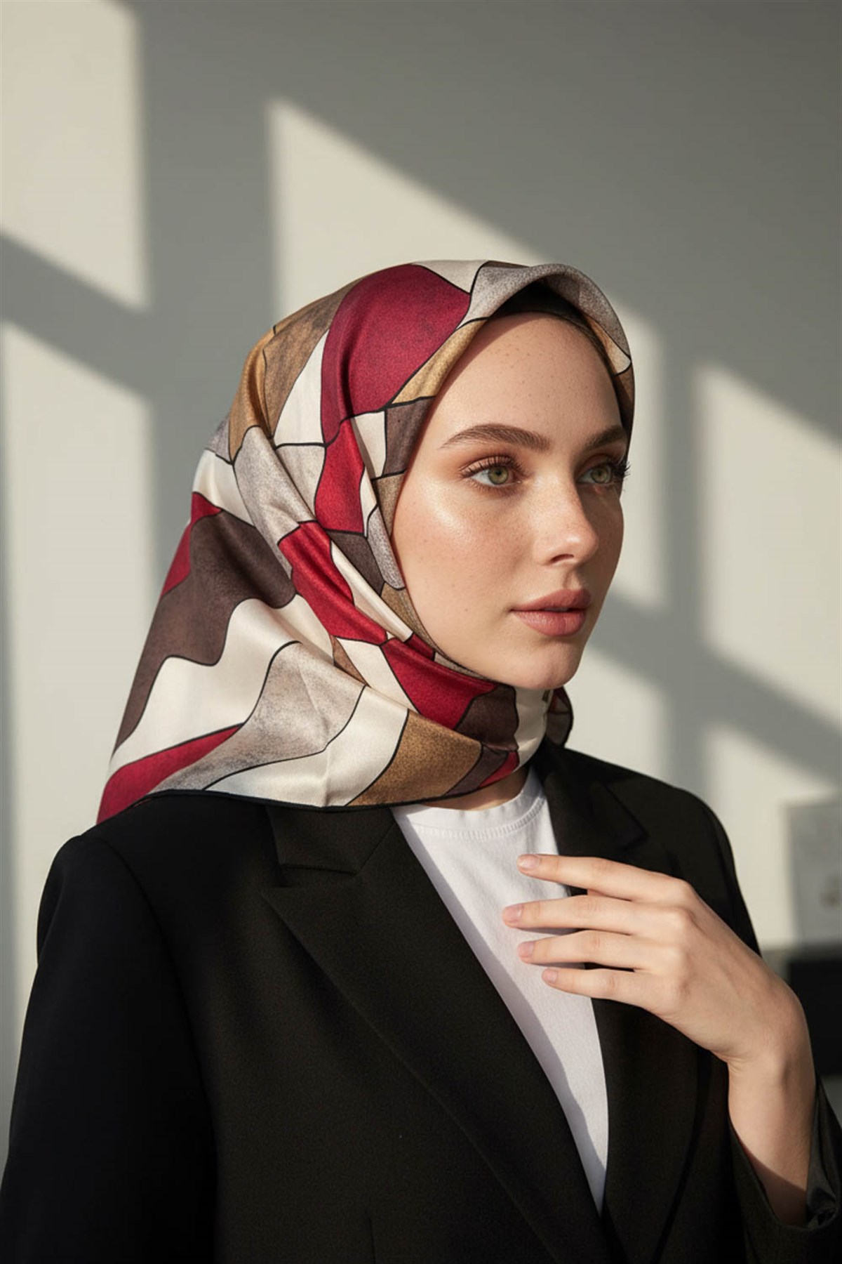 %100 Twill İpek Geometrik Desenli Bej - Bordo Renkli 90x90 Eşarp Dikim Şekli : El Dikişi
