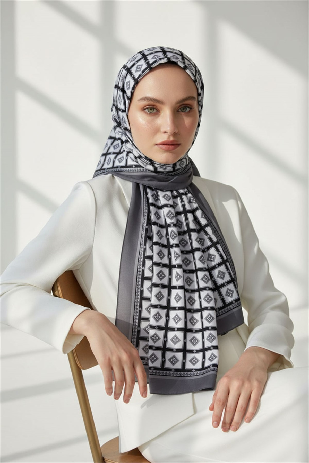 KREP KARE DESENLİ GRİ RENKLİ 75X195 KIRIŞMAZ ŞAL