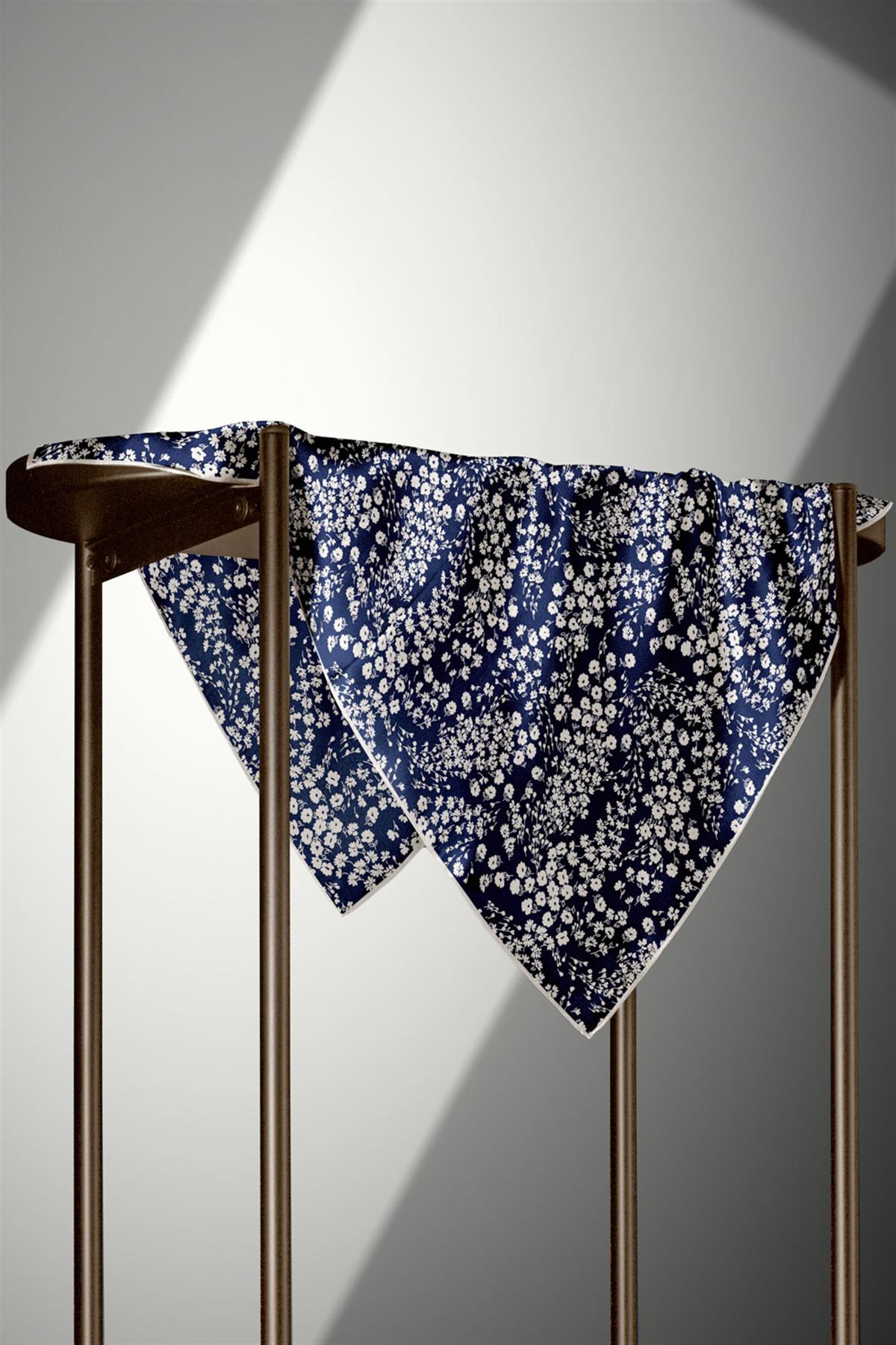 %100 Twill İpek Çıtır Çiçek Desenli Lacivert - Krem Renkli 90x90 Eşarp Dikim Şekli : El Dikişi