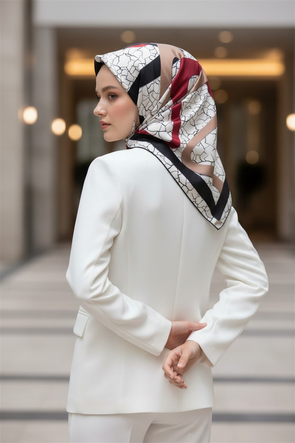 %100 Twill İpek Geometrik Ve Çatlak Desenli Bordo - Siyah Renkli 90x90 Eşarp Dikim Şekli : El Dikişi
