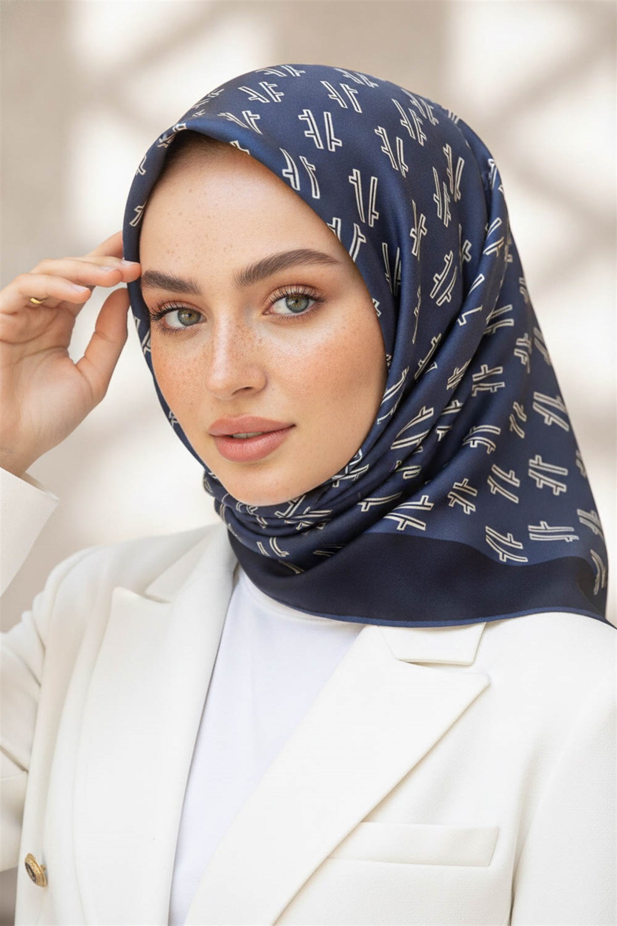 %100 Twill İpek Geometrik Desenli İndigo - Lacivert Renkli 90x90 Eşarp Dikim Şekli : El Dikişi
