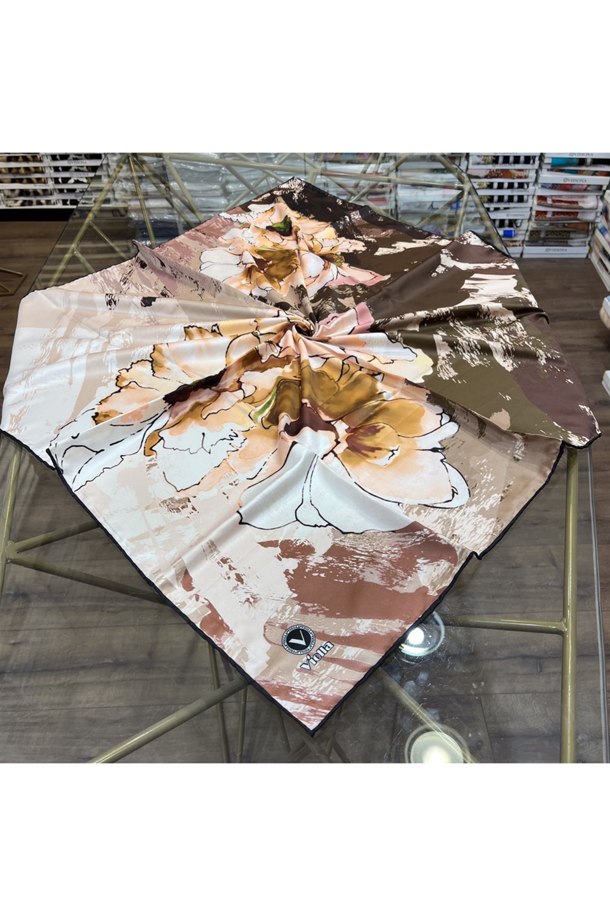 Twill Çiçek Desenli Bej Renkli 90x90 Eşarp (İpek İçermez) Dikim Şekli : El Dikişi