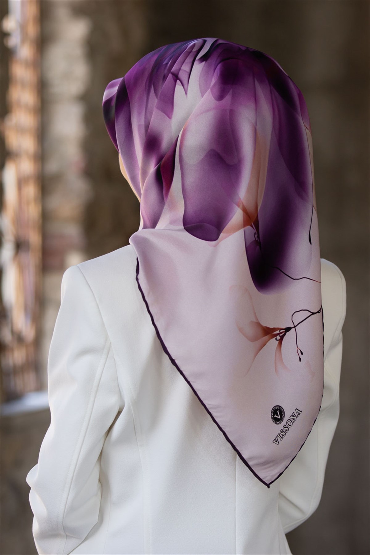 %100 Twill İpek Büyük Çiçek Desenli Mürdüm - Lila Renkli 90x90 Eşarp Dikim Şekli : El Dikişi
