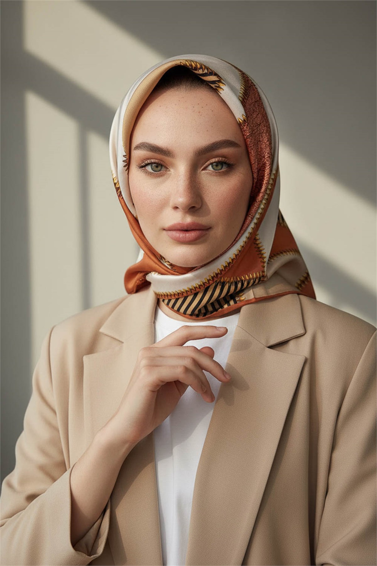 %100 Twill İpek Geometrik Desenli Taba - Siyah Renkli 90x90 Eşarp Dikim Şekli : El Dikişi