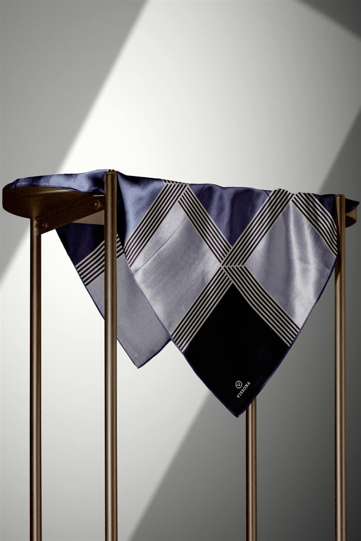 %100 Twill İpek Geometrik Desenli İndigo Renkli 90x90 Eşarp Dikim Şekli : El Dikişi