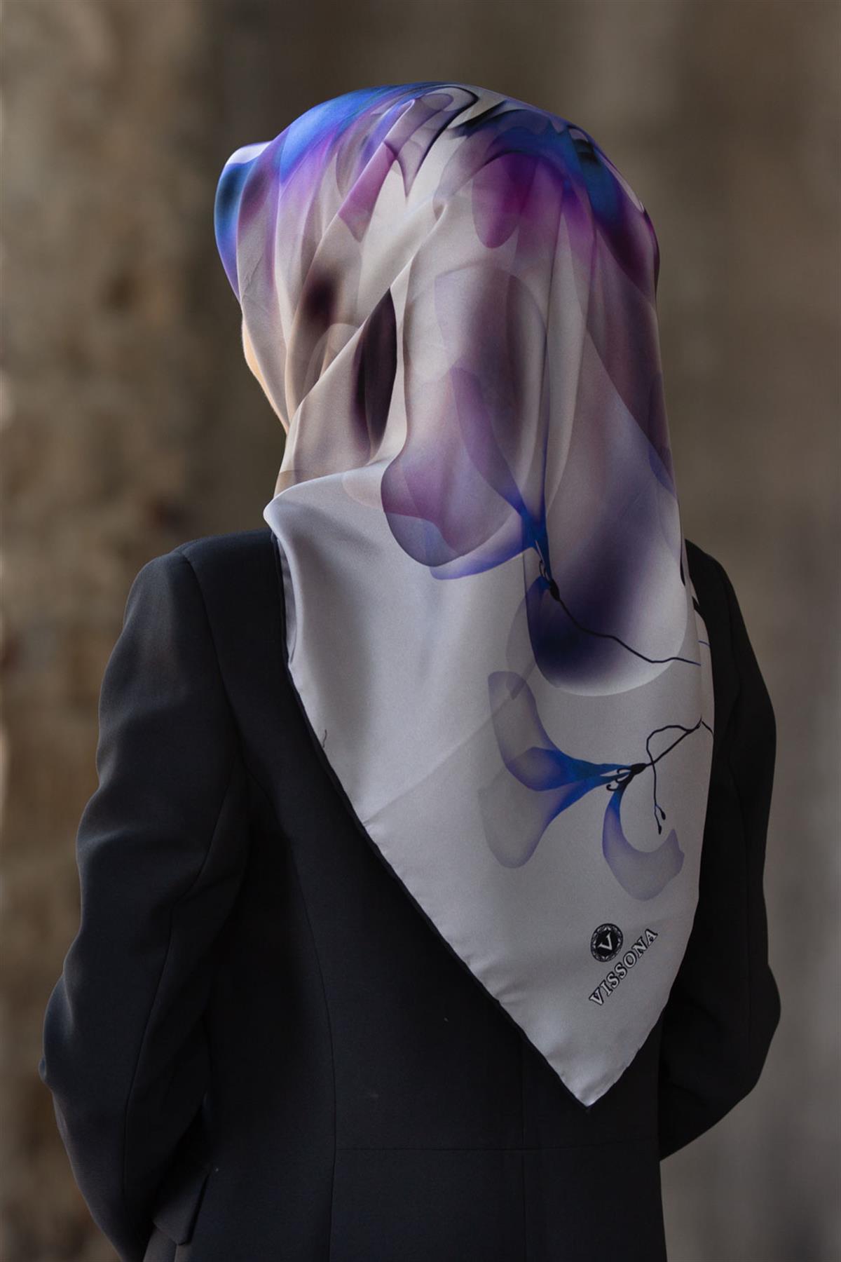 %100 Twill İpek Büyük Çiçek Desenli Gri - Saks Renkli 90x90 Eşarp Dikim Şekli : El Dikişi