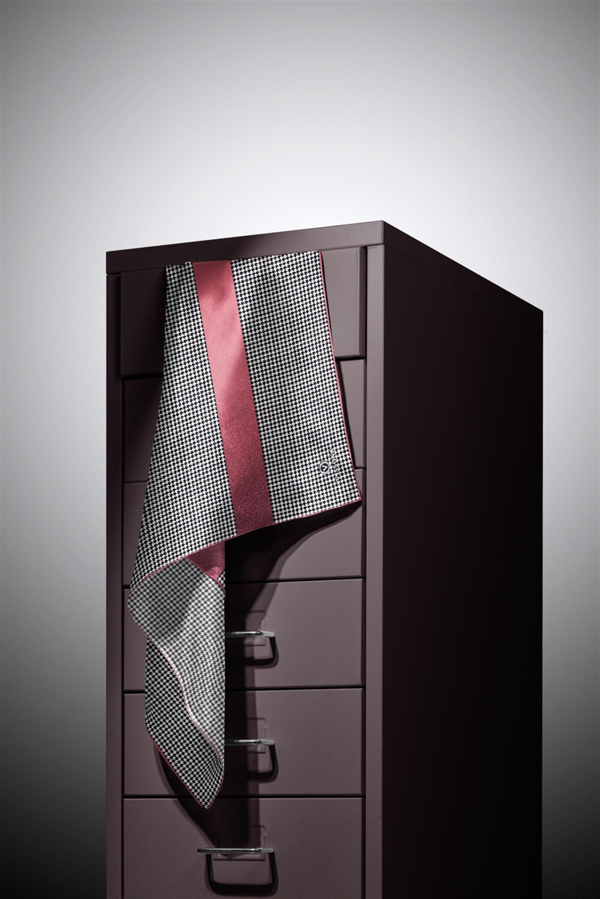 %100 Twill İpek Kazayağı Desenli Pudra - Gül Kurusu Renkli 90x90 Eşarp Dikim Şekli : El Dikişi