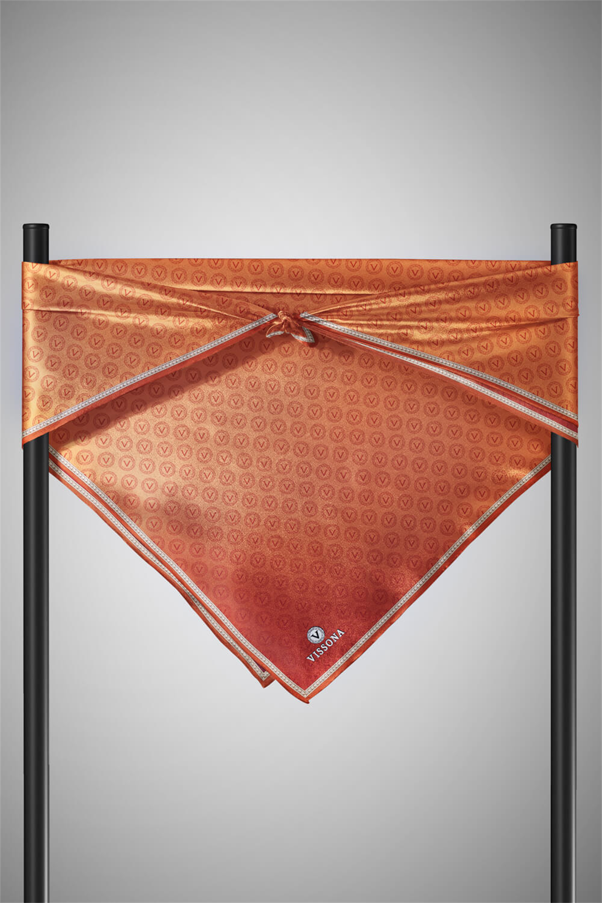 %100 Twill İpek Monogram Desenli Taba Renkli 90x90 Eşarp Dikim Şekli : El Dikişi