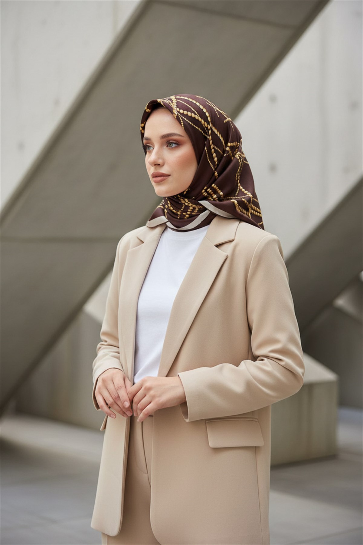 %100 Twill İpek İnci Desenli Kahverengi Renkli 90x90 Eşarp Kenar Dikiş Şekli : El Dikişli