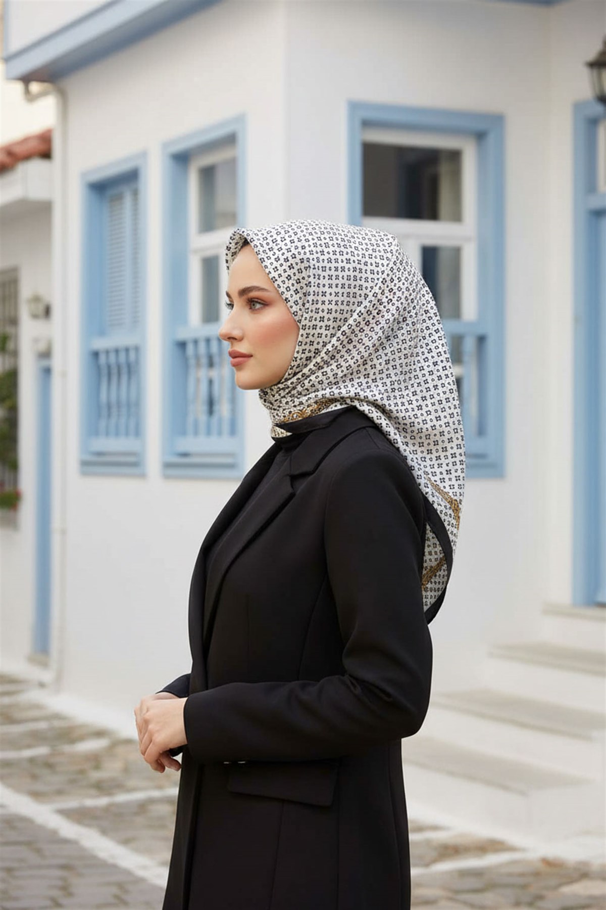 %57 İPEK %43 VİSKON Twill İpek Zincir Desenli Krem - Siyah Renkli 90x90 Eşarp Dikim Şekli : El Dikişi