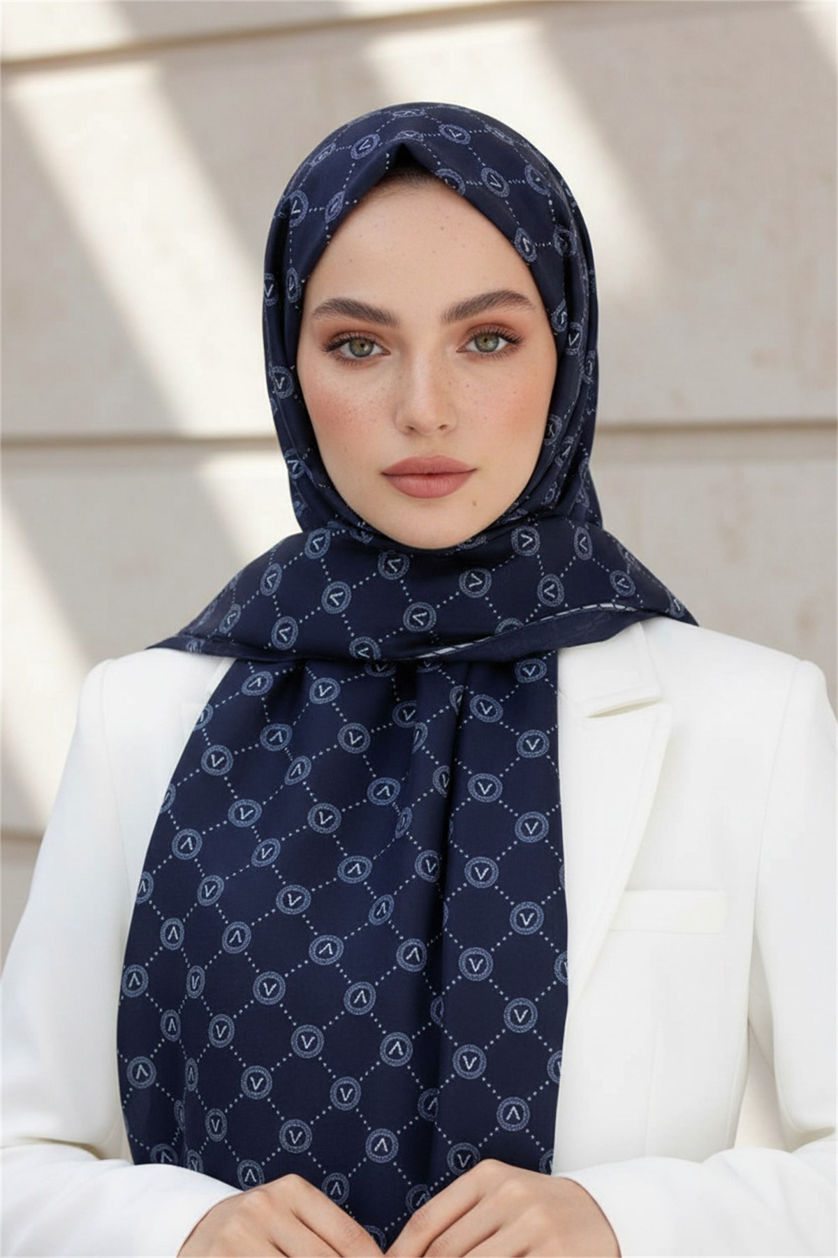 %100 Saf İpek Şal İnce Saten Vual Dokuma V Logo Desenli Lacivert Renkli 90x210 Şal