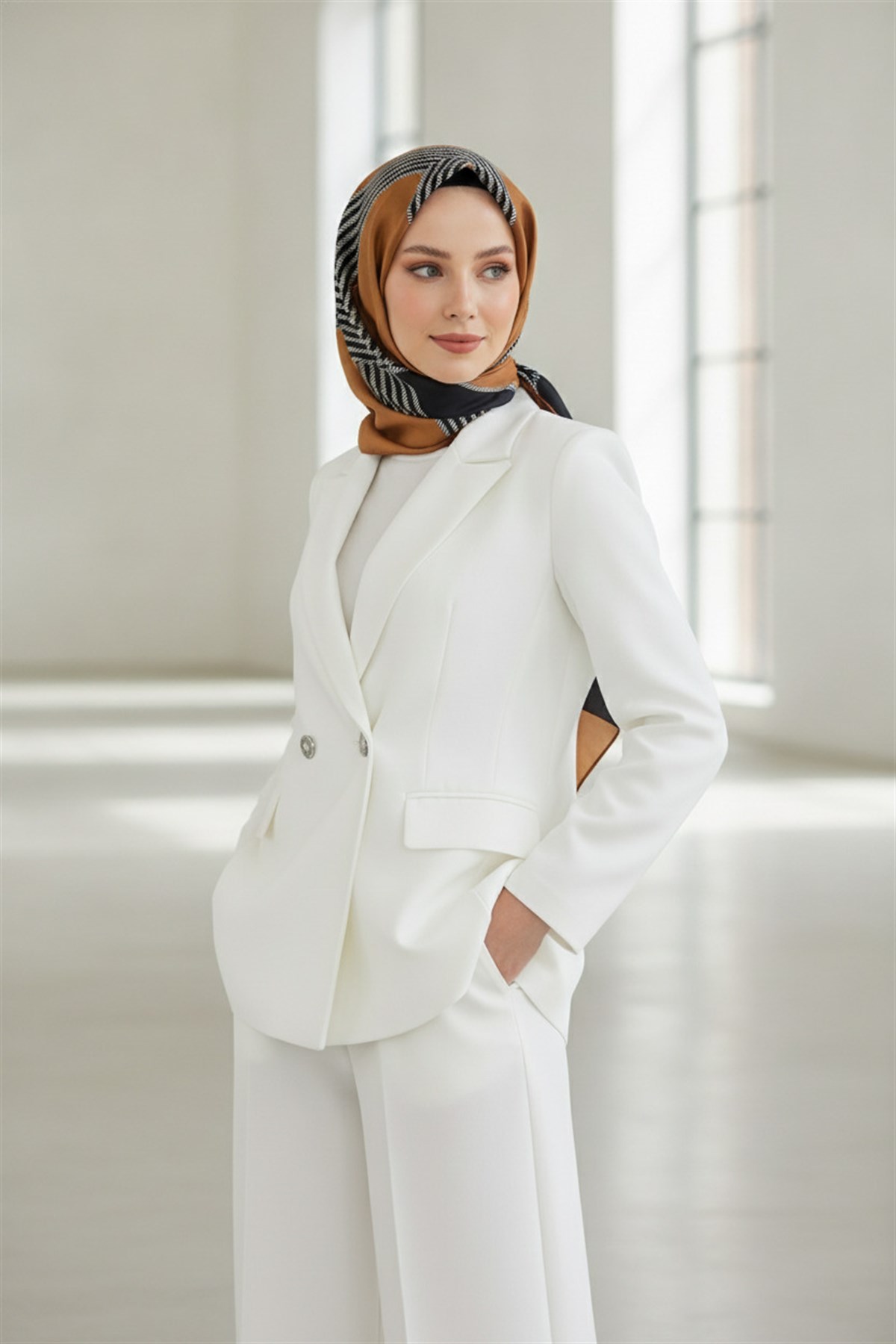 % 57 İPEK % 43 VİSKON Twill İpek Geometrik Desenli Hardal Renkli 90x90 Eşarp Dikim Şekli : El Dikişi