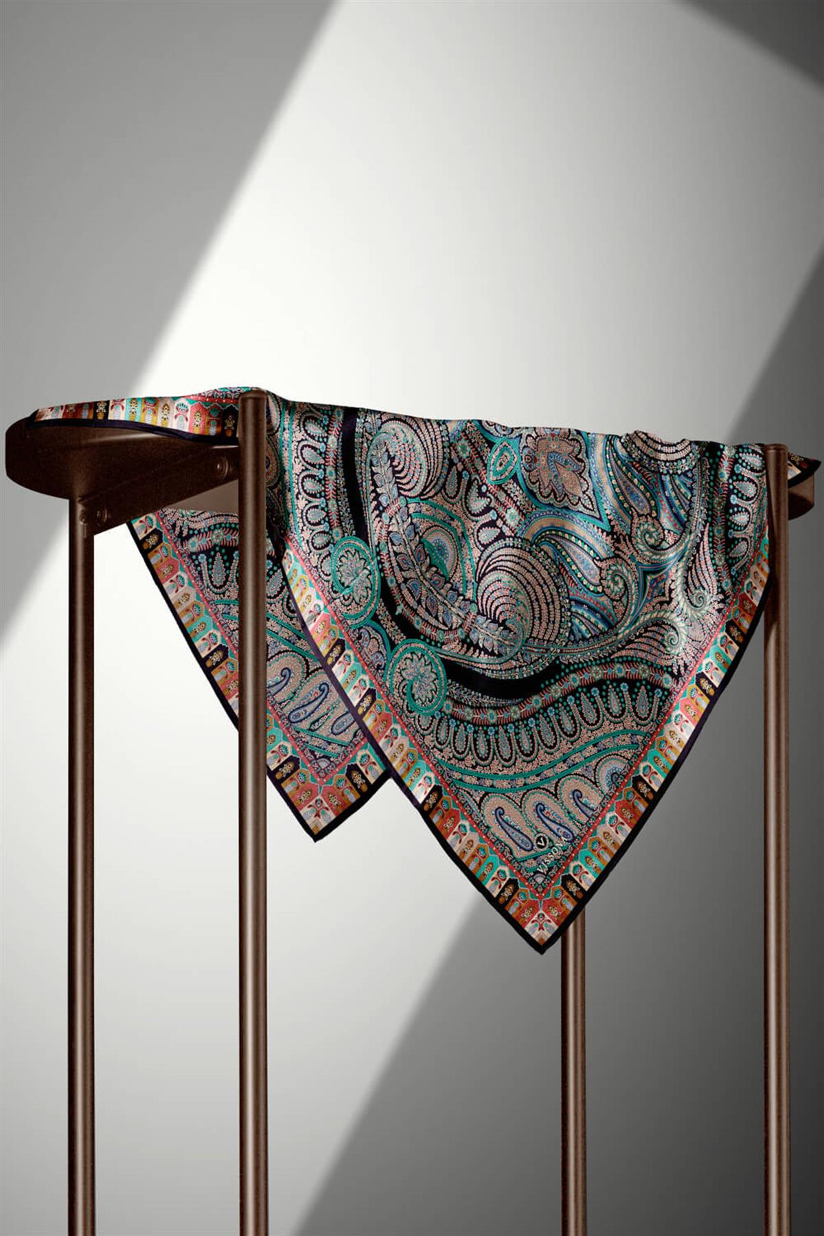 %100 Twill İpek Etro Desenli Siyah - Turkuaz Renkli 90x90 Eşarp Dikim Şekli : El Dikişi