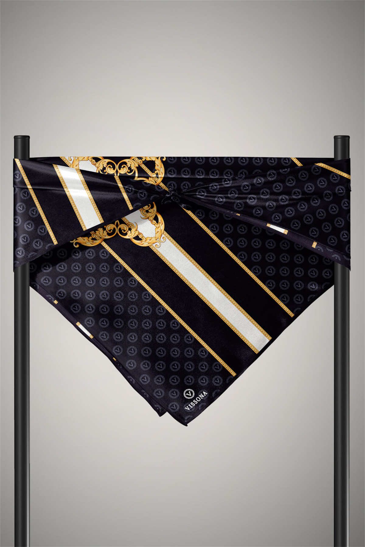 %100 Twill İpek Monogramlı Ve Barok Desenli Siyah - Gold Renkli 90x90 Eşarp Dikim Şekli : El Dikişi